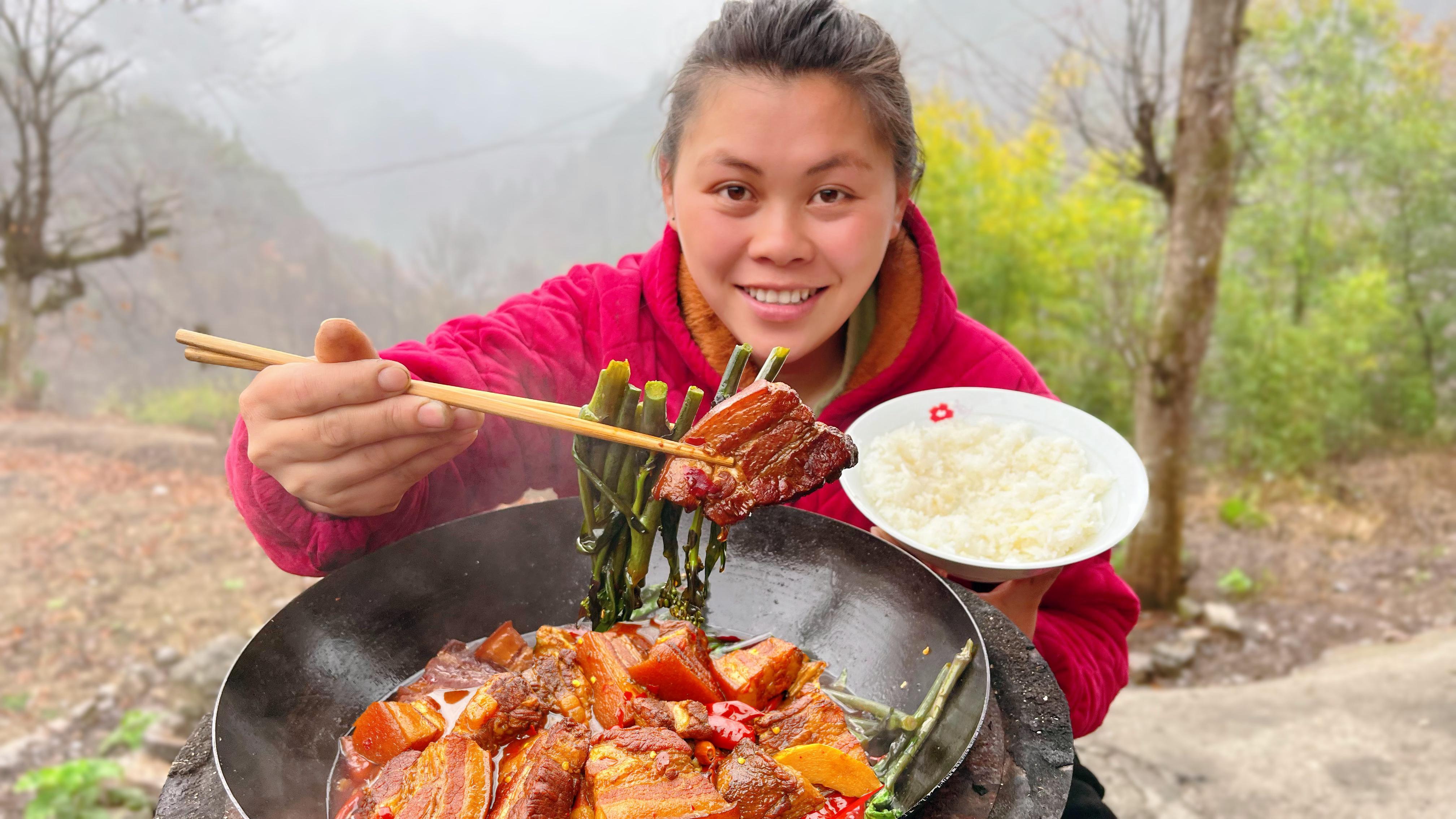 今天摘了些红菜苔,配上一锅爆辣红烧肉,荤素搭配欧妹吃得真过瘾