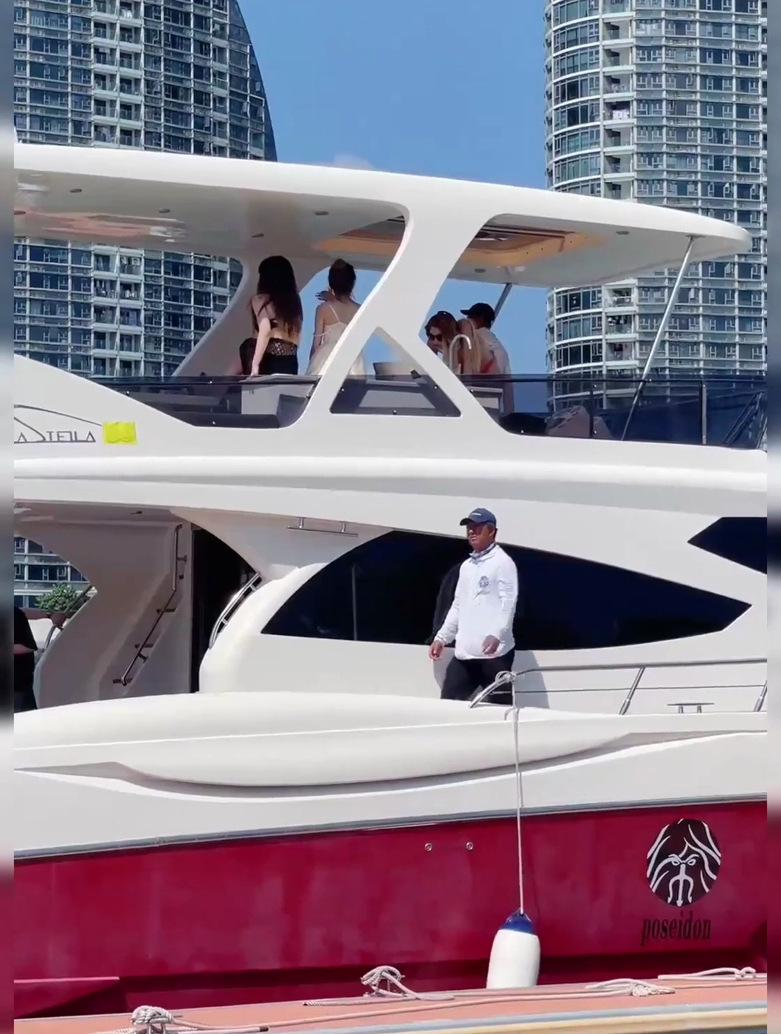 这样的美女只有游艇上有,真的羡慕有钱人,这样的生活太快乐了