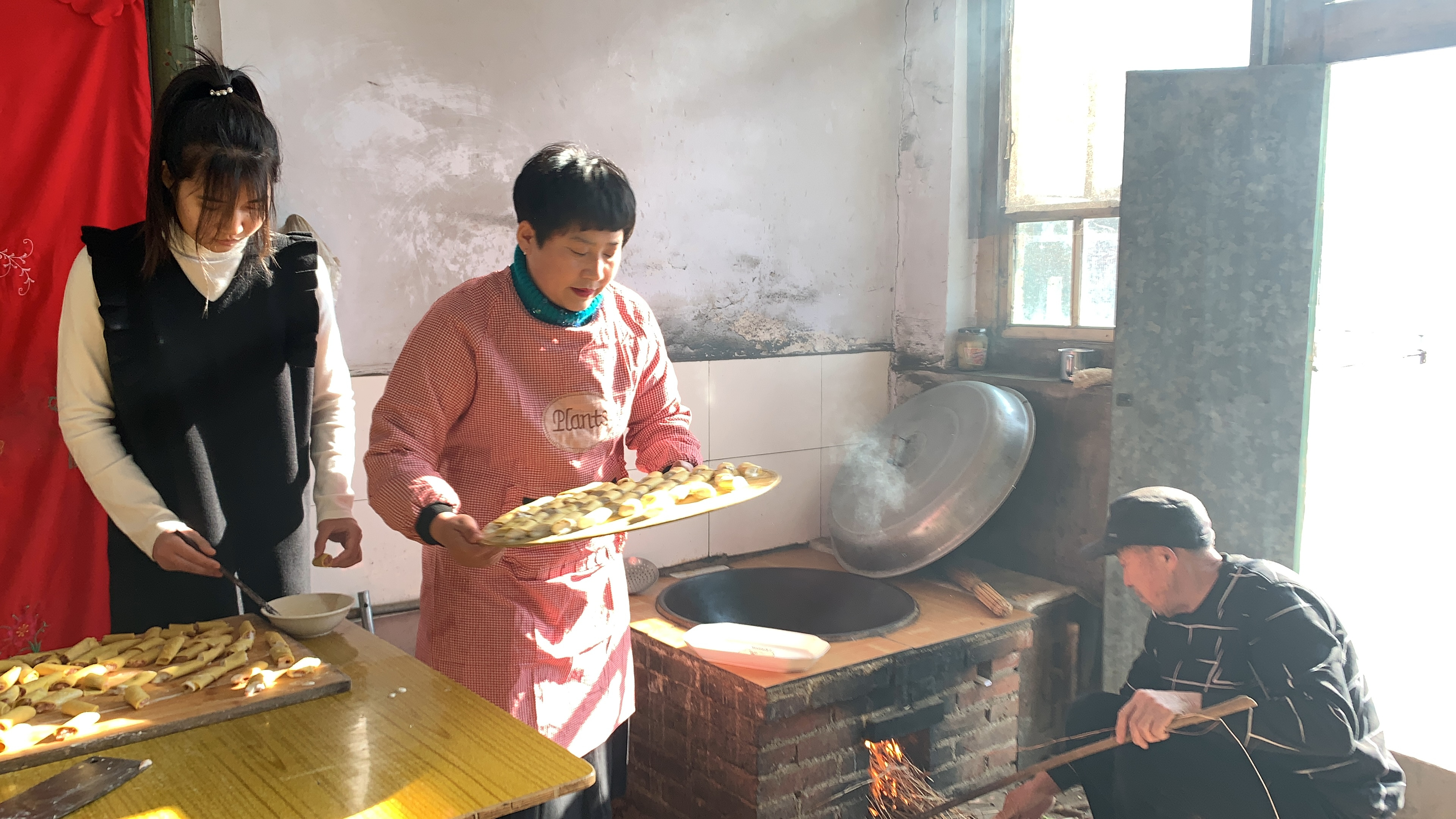 花10元买4张饹馇，做个当地特色小吃，外酥里嫩一咬嘎嘣脆，好吃