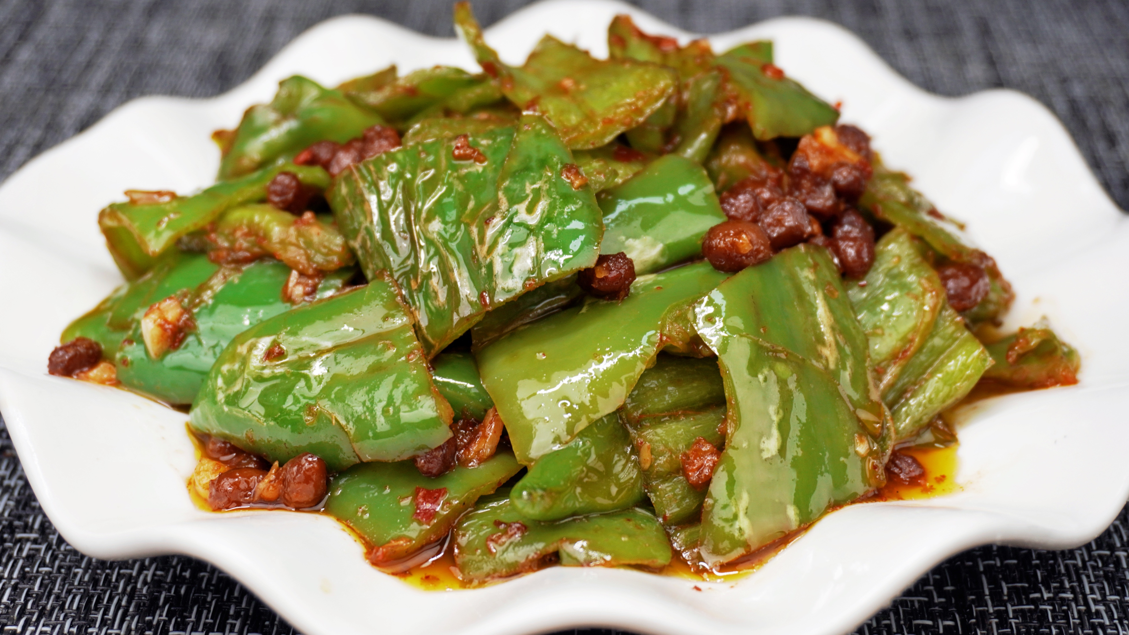 大厨教你虎皮青椒的正确做法,香辣入味,好吃不油腻,老少都爱吃