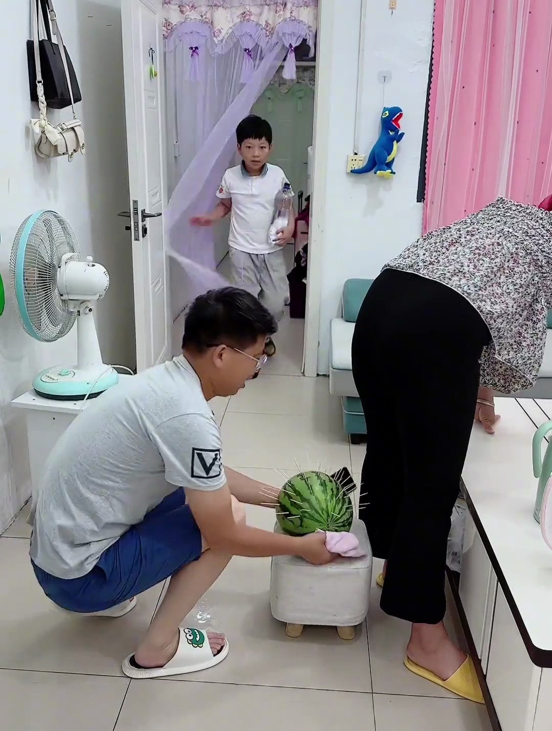 儿子长大了,会保护妈妈了