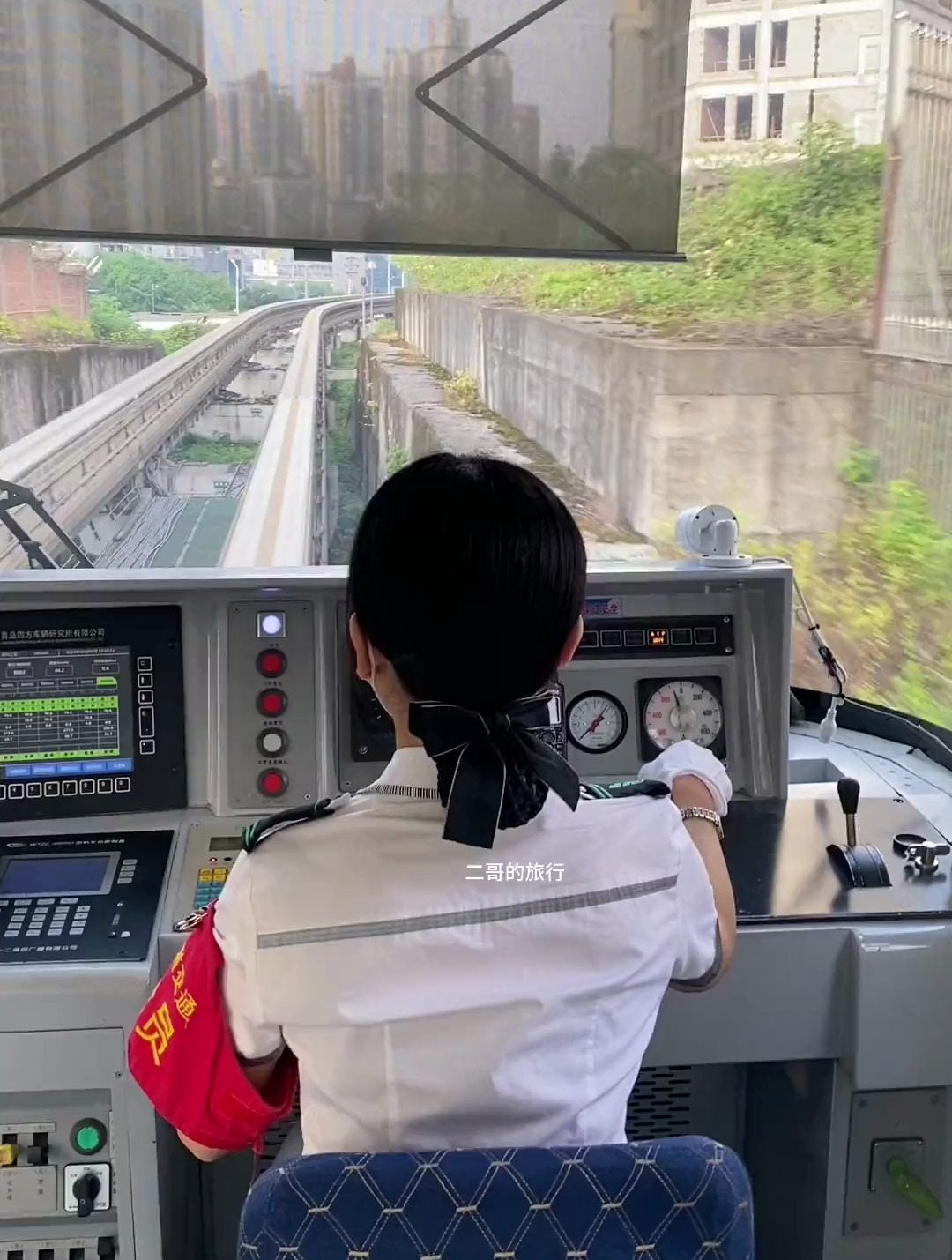 重庆最美女司机驾驶轻轨第一视角!看看小姐姐是怎么操作的