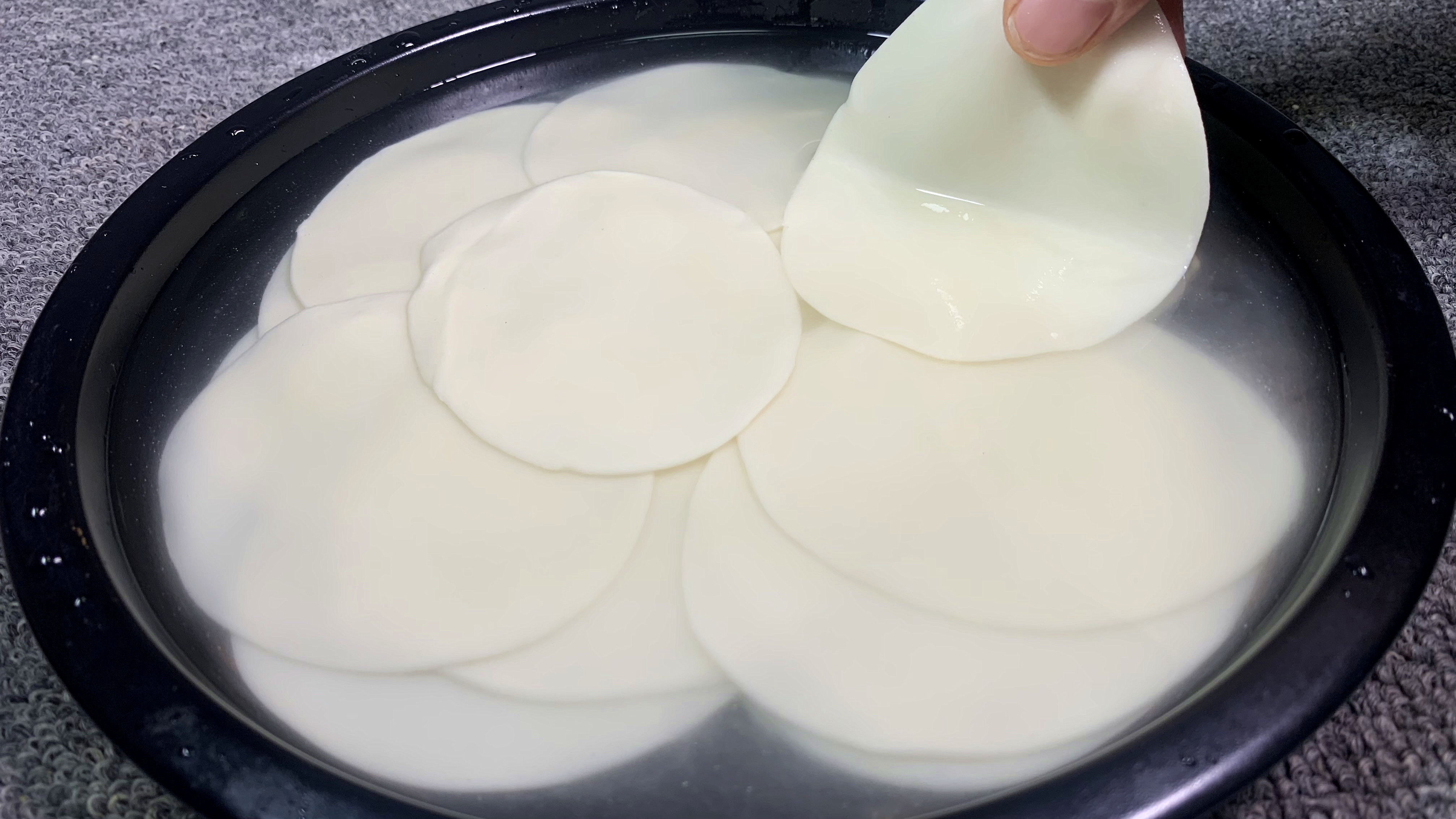 饺子皮放水中泡一宿,不用早起,5分钟解决全家人早餐,真实用