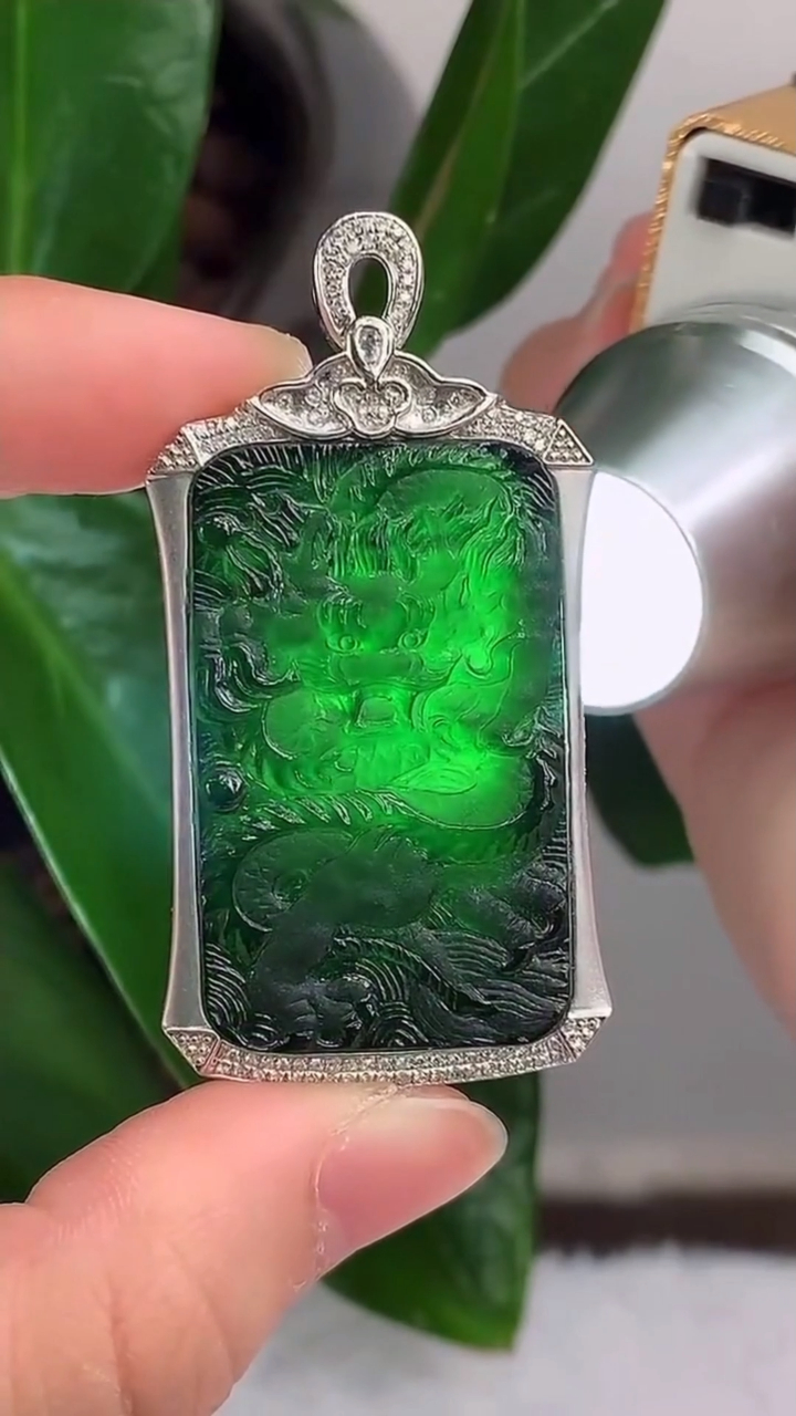 美货鉴赏:9k银镶嵌的墨翠龙牌,打灯通透无比!