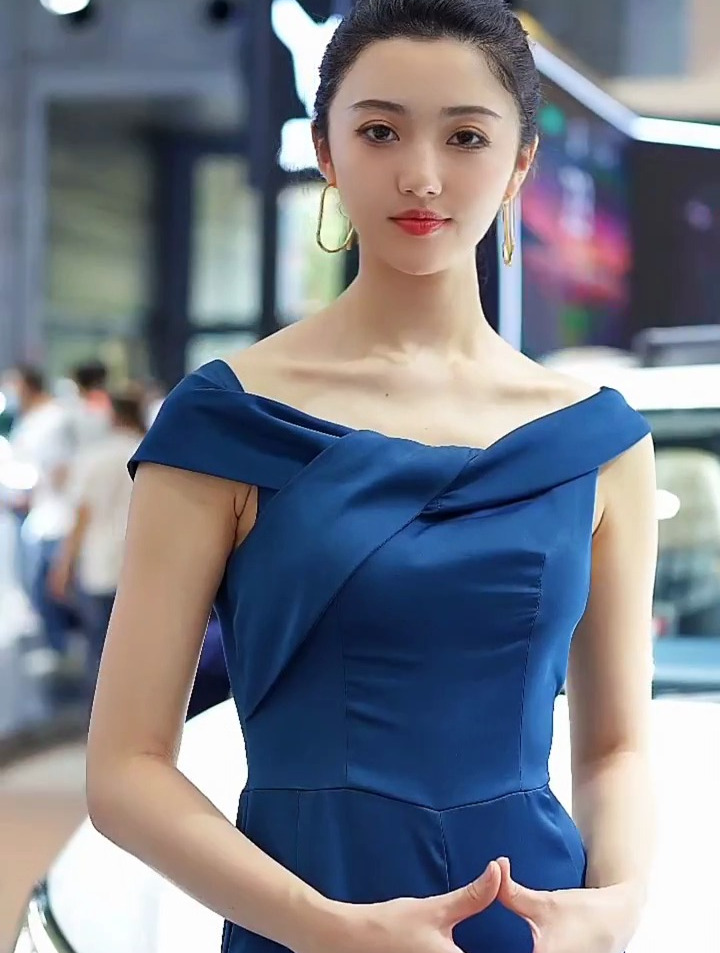 深圳车展模特王微,又美又飒-度小视