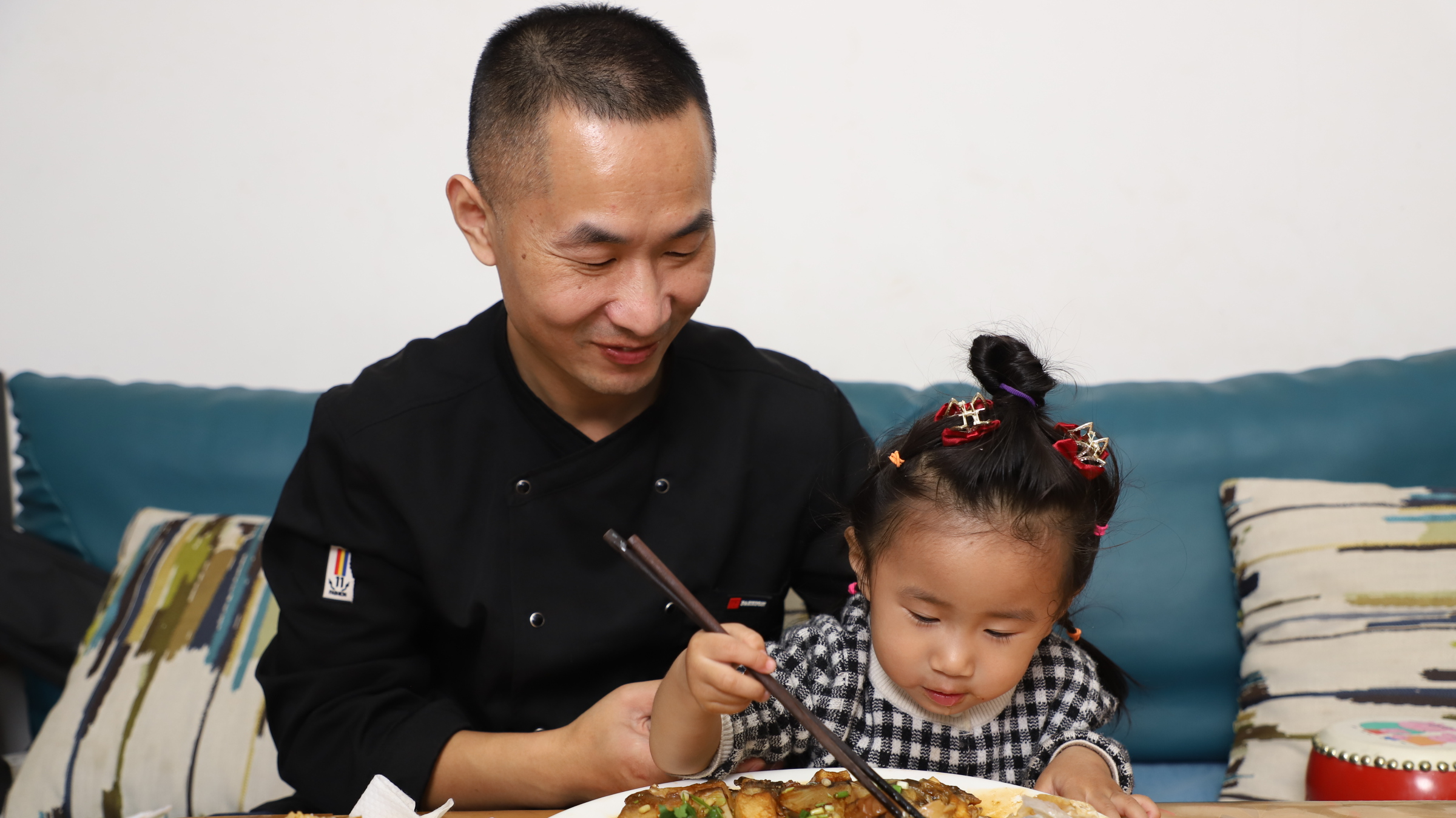 我家的新试吃员上线啦，第一次吃鱼头竟然说鹏厨是：傻爸爸