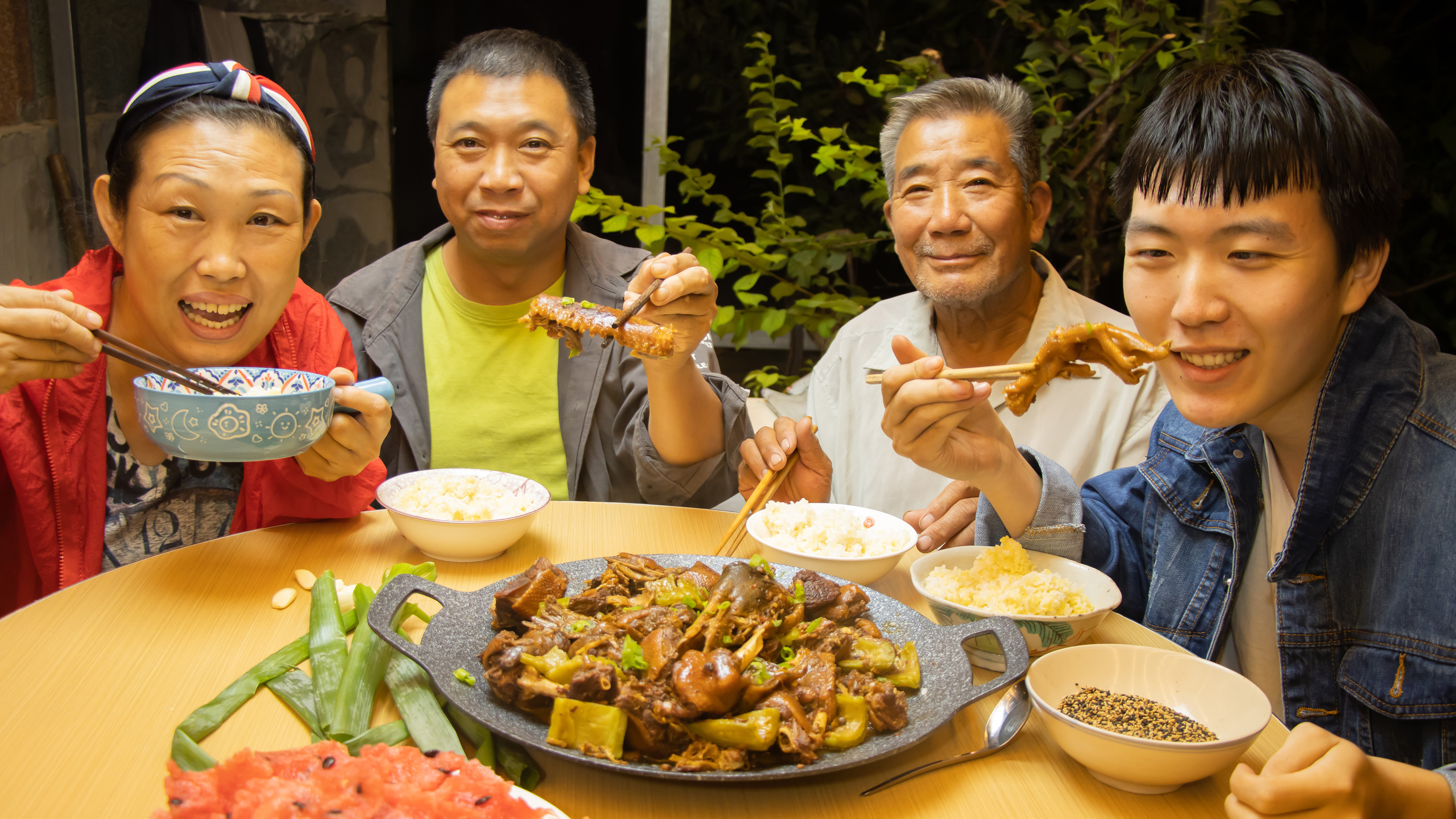 老爸凉棚做保温墙,会成买飞鸭犒劳,摘2个苦瓜焖鸭子,吃过瘾了