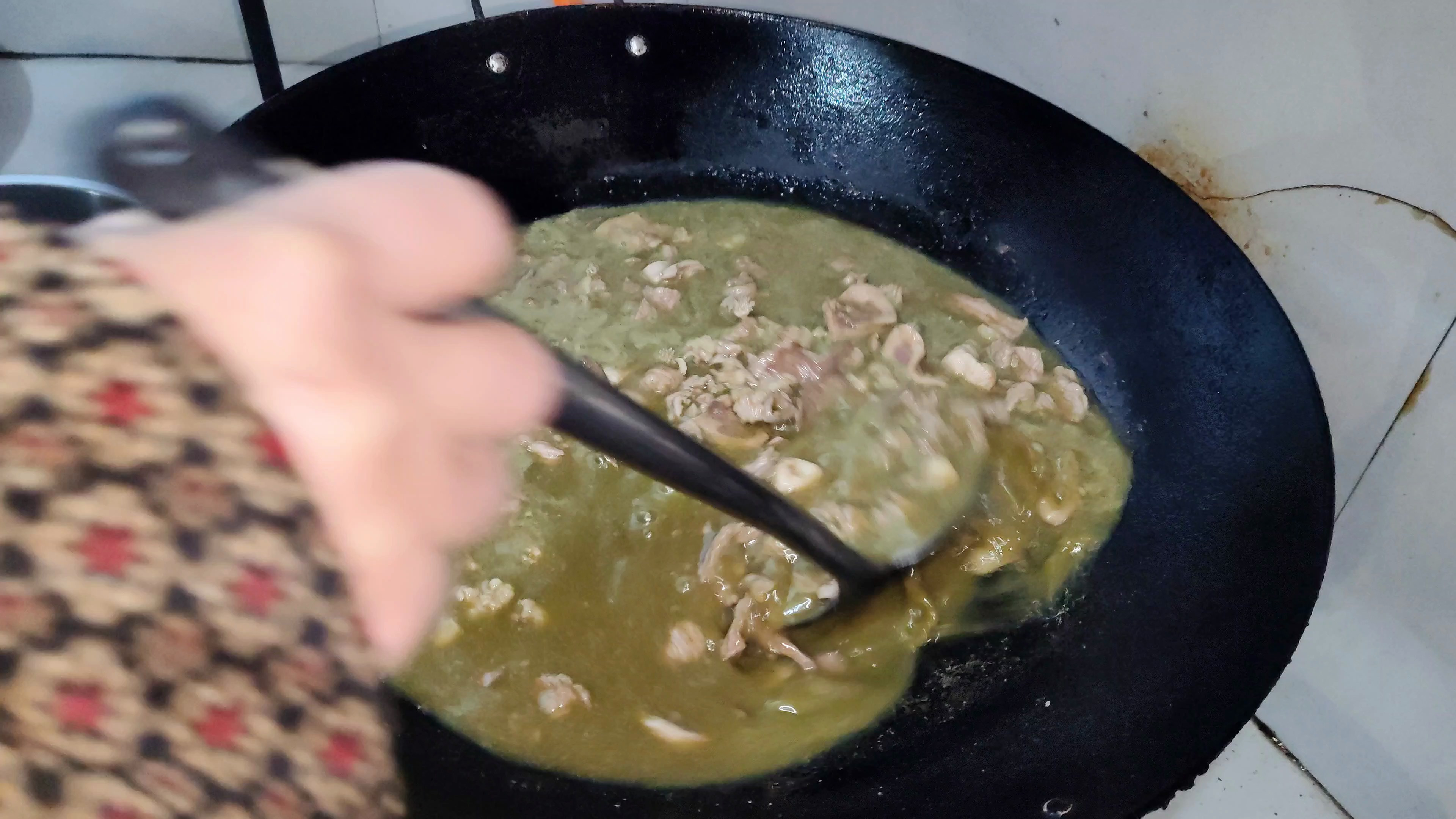 广西有一道招待贵客的菜《百草汤》,用牛瘪煮熬出来的汤你敢喝么