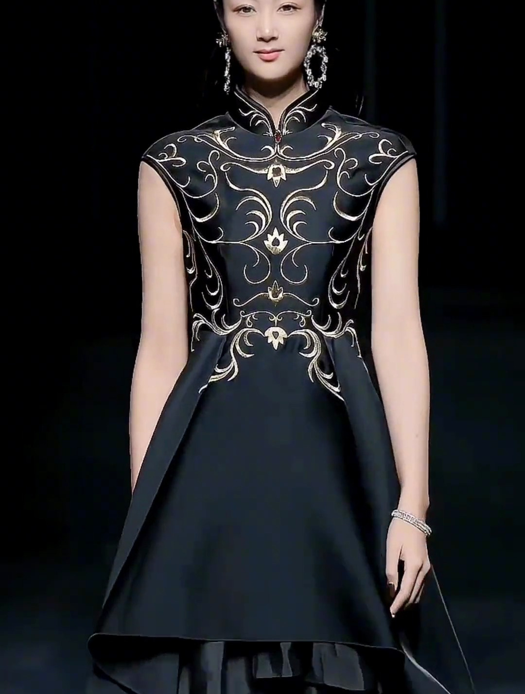 模特陈婷婷新派中国风走秀(2)-度小视