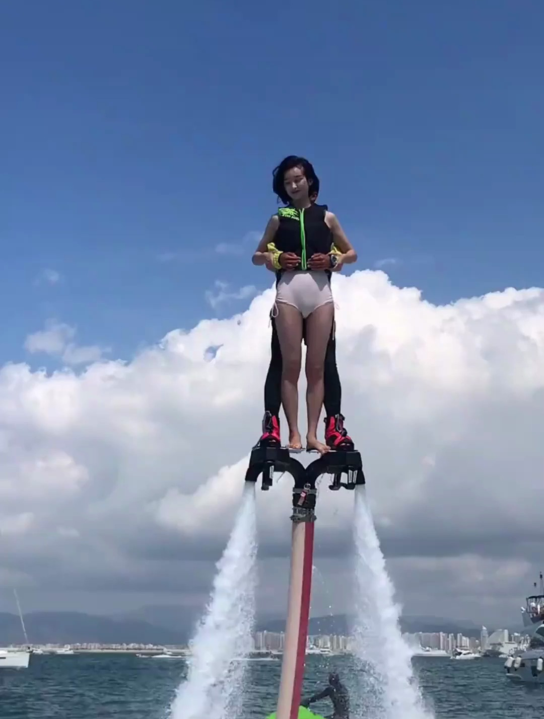 美女挑战水上飞人,教练满满的幸福感,好让人羡慕!