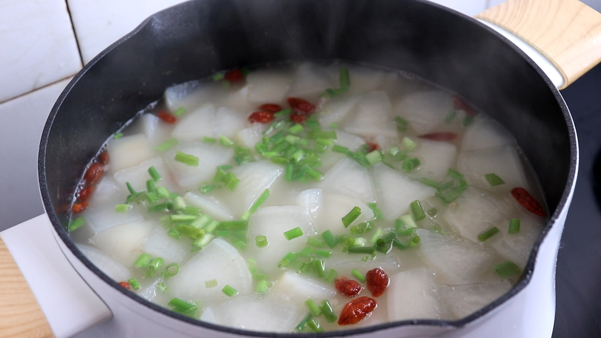 炖排骨汤，记住不要直接炖，教你小技巧，排骨汤鲜肉香，无腥味