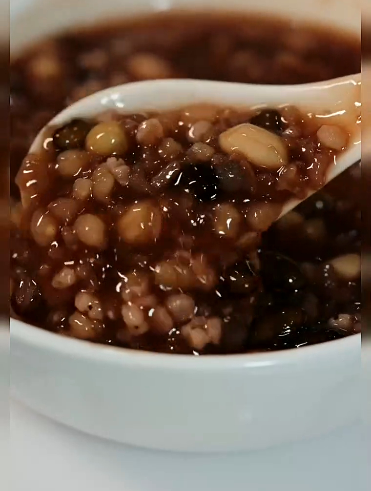 喜欢吃甜食的,早上来一份红枣八宝粥,配着水煎包,包子吃,可美-度小视