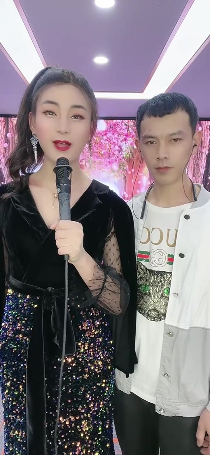 大家好我是男扮女装的童美人,感谢大家的支持