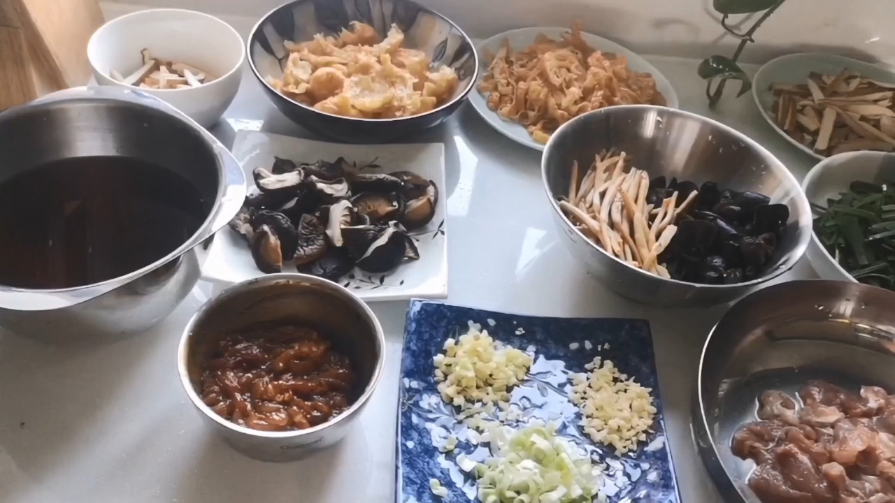 居家生活之一日三餐,天津卫打卤面,糖醋面筋,韭菜炒香干,吃美