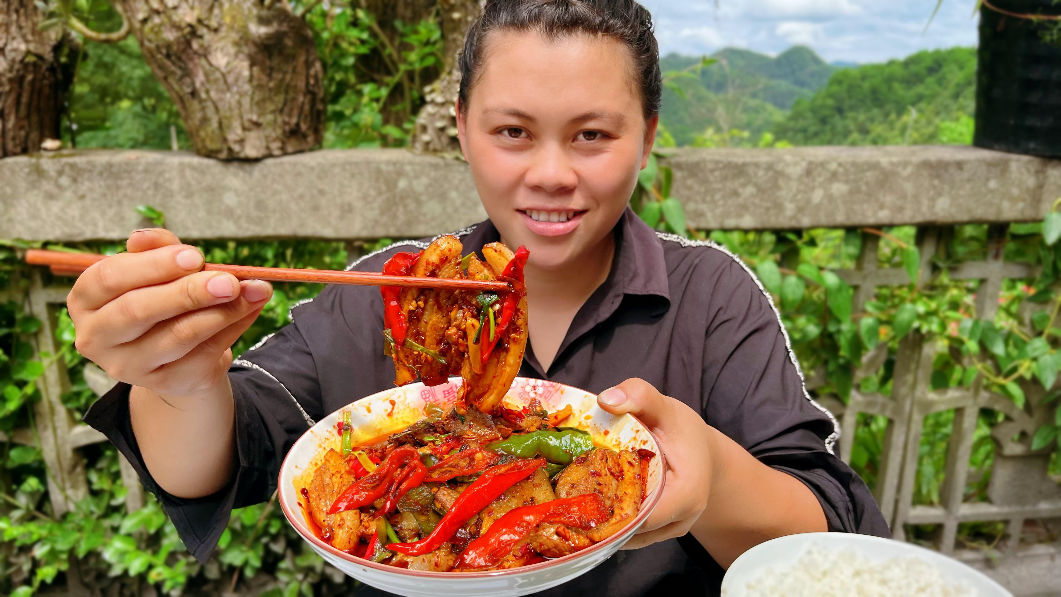 地里的辣椒红了,摘些来炒五花肉,配上白菜巨下饭大口吃肉嘴流油