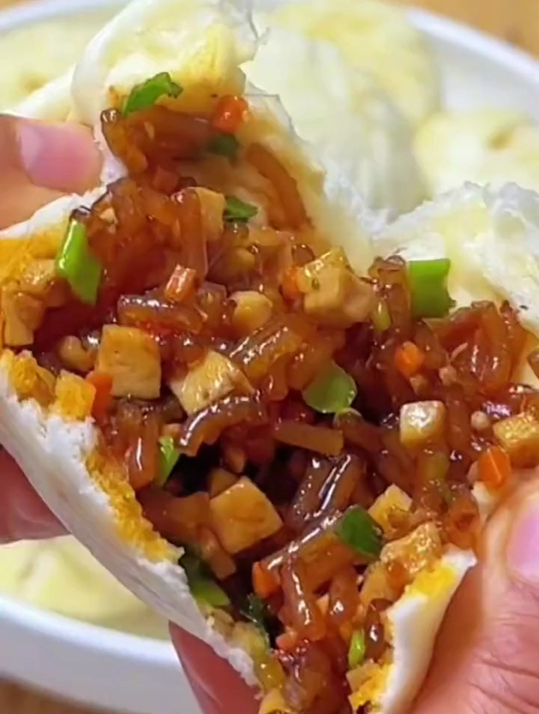 热腾腾的香辣粉条豆腐包子,一出锅就吃了5个!皮薄馅大