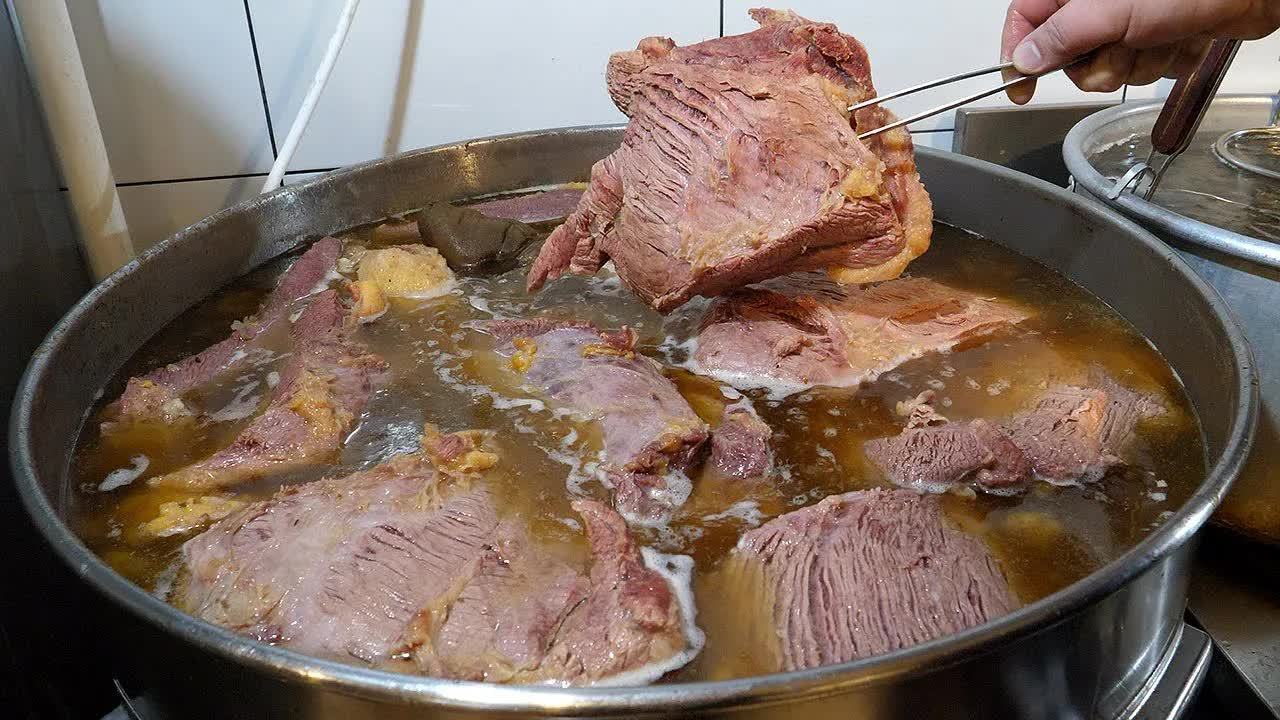 简单朴素的一碗牛肉粉,满满的牛腩片,麻辣鲜香,嗦的过瘾