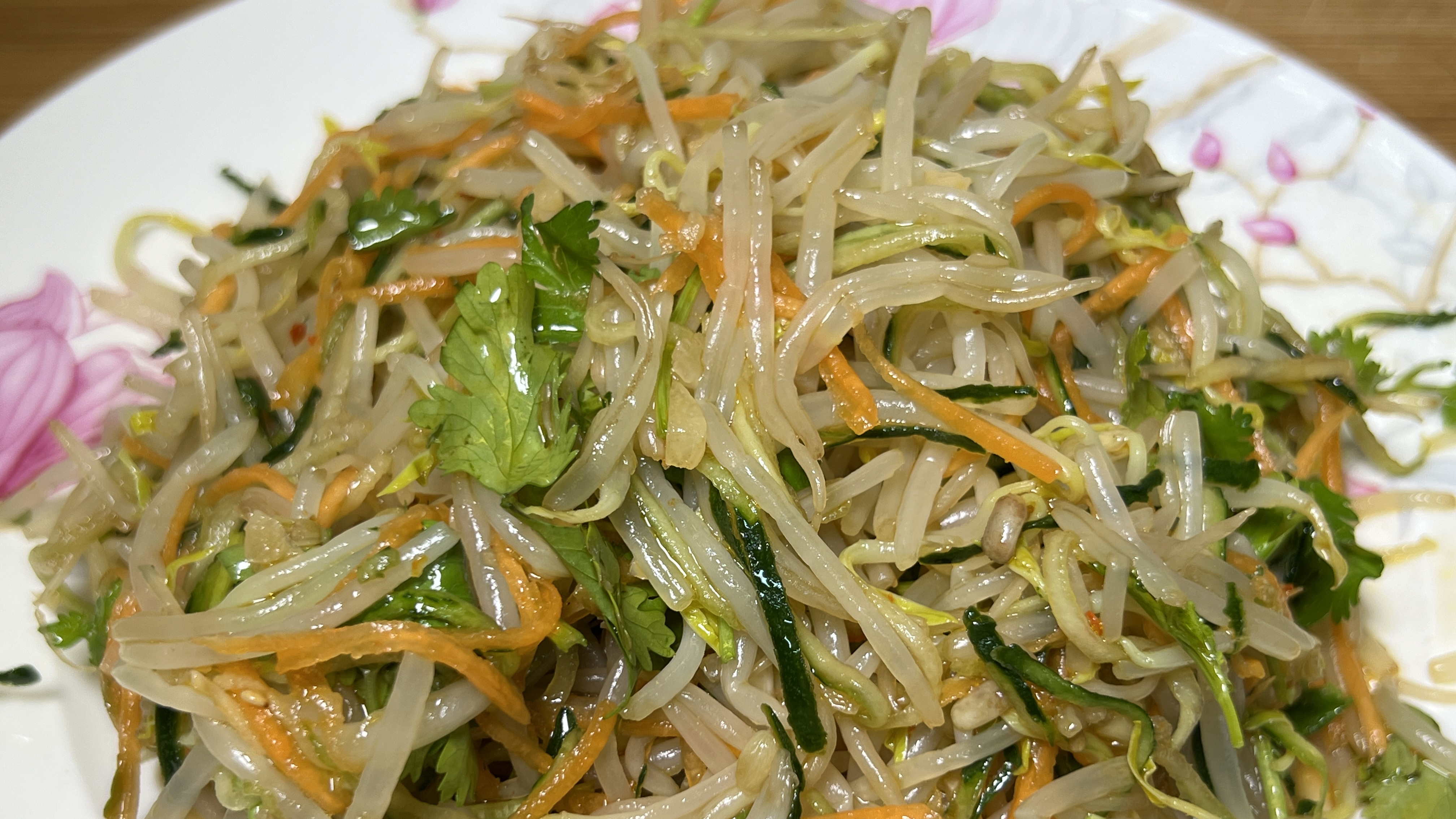 天热了,凉拌豆芽来啦,在家这样拌,看着都好吃,清淡爽口解油腻