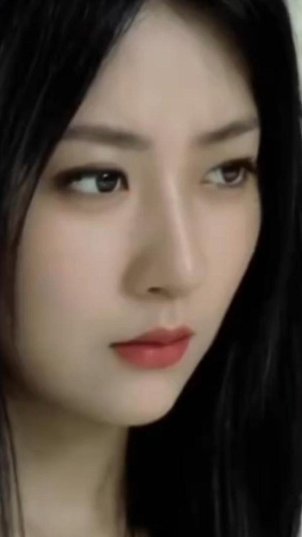 白冰真的太漂亮了,一颦一笑令人着迷