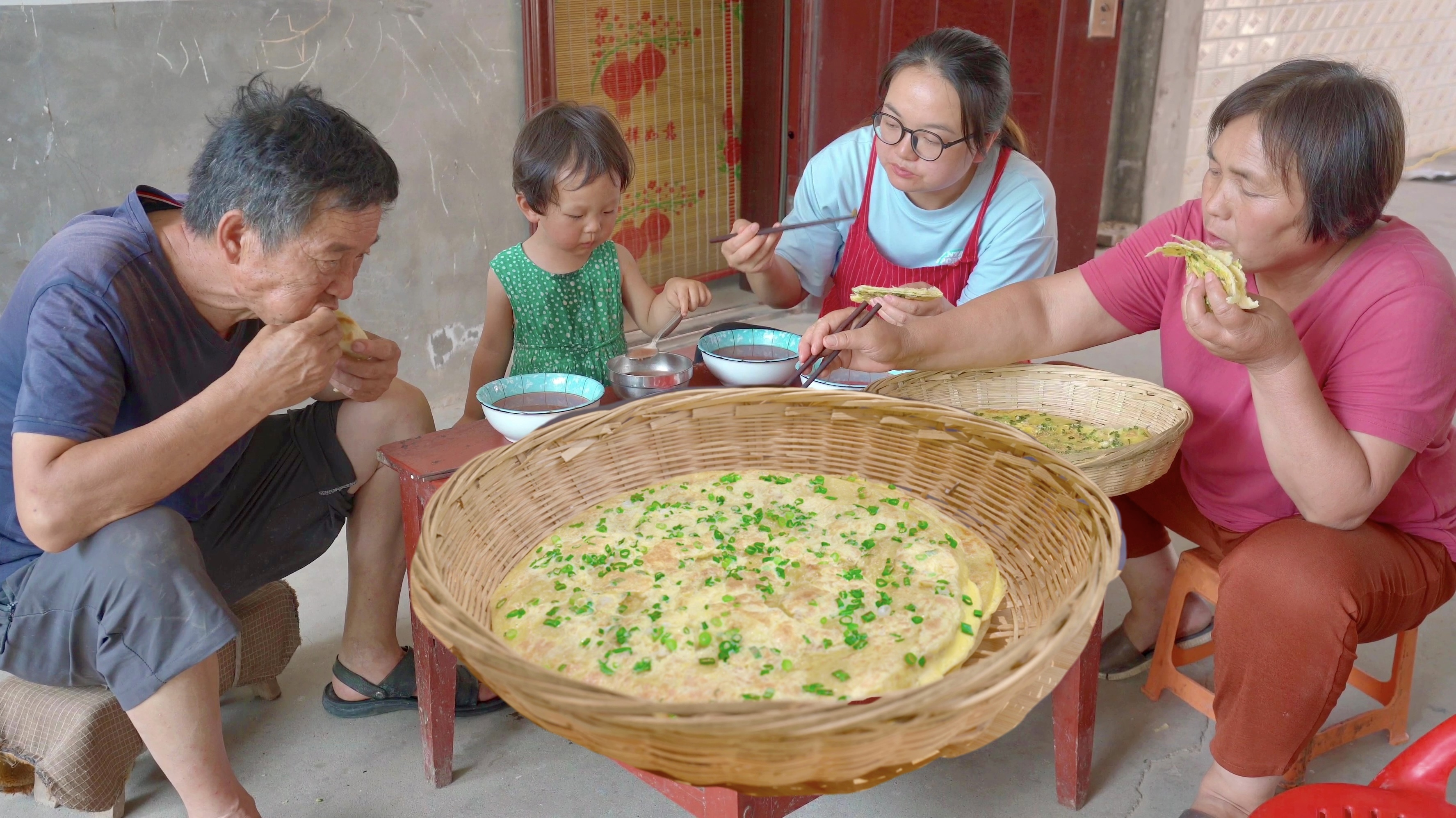 拔一点小葱,烙几张葱花鸡蛋饼,手撕着吃真美味!