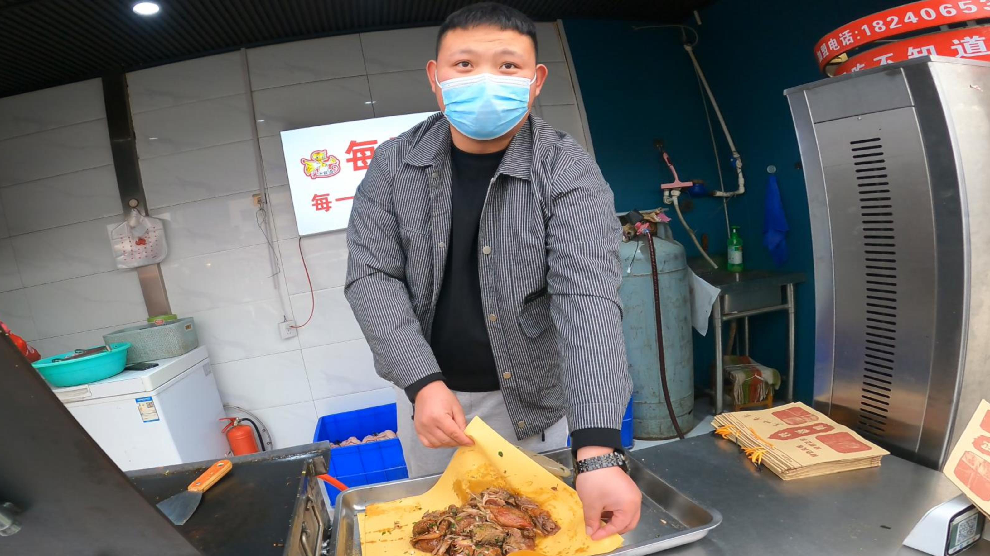 00后小伙辍学卖烤鸭,开100家连锁店,年出货量300W只,真厉害