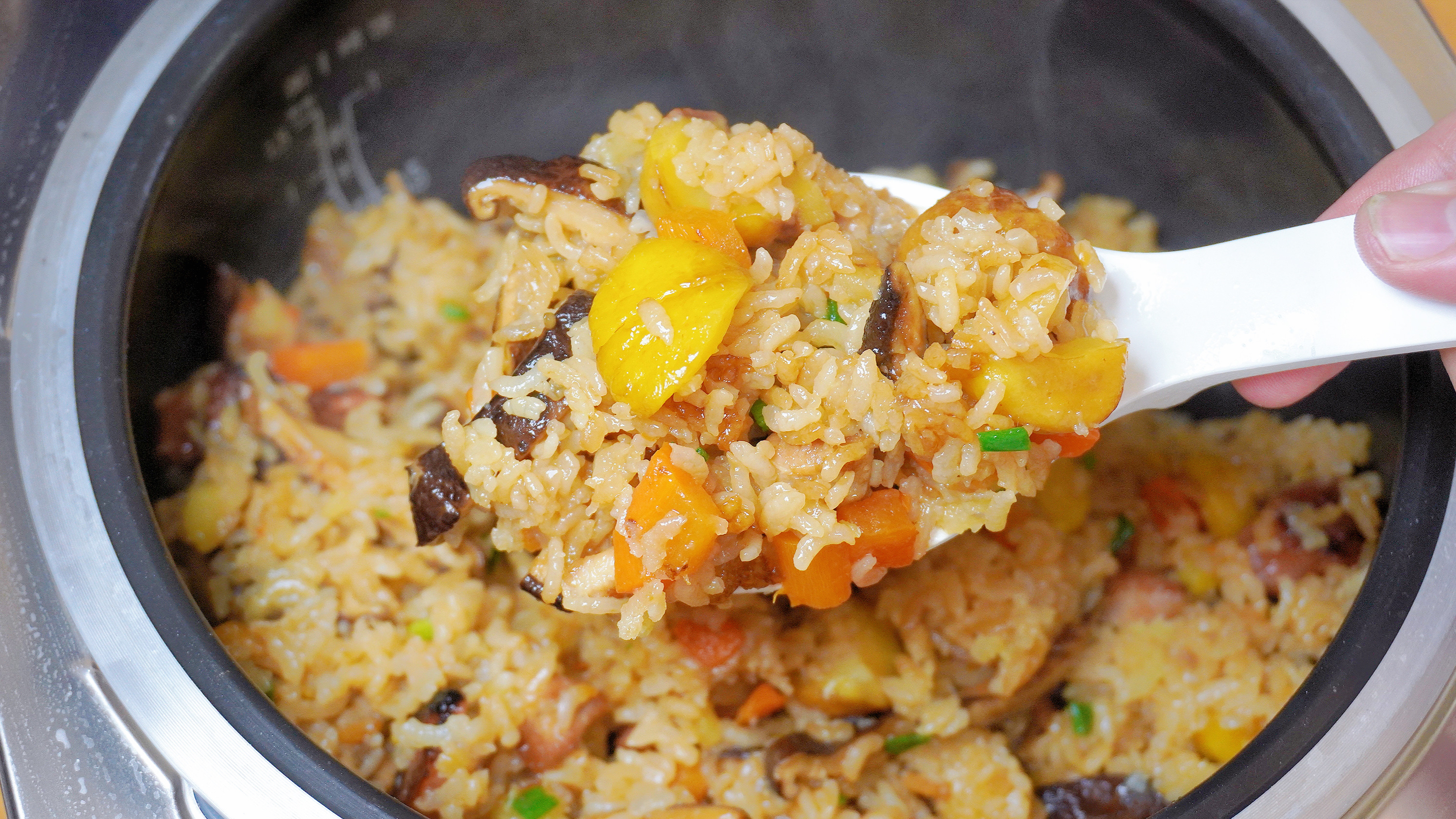 「五花肉板栗焖饭」电饭煲做法,软糯香甜,是秋天的味道!