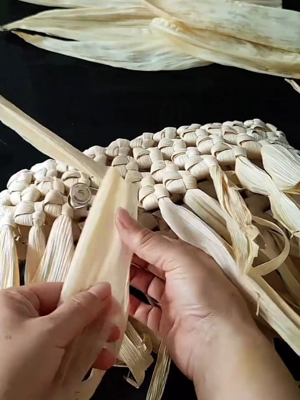 玉米叶田字格连接编织,编个不一样的包既环保又不含各种化学原料