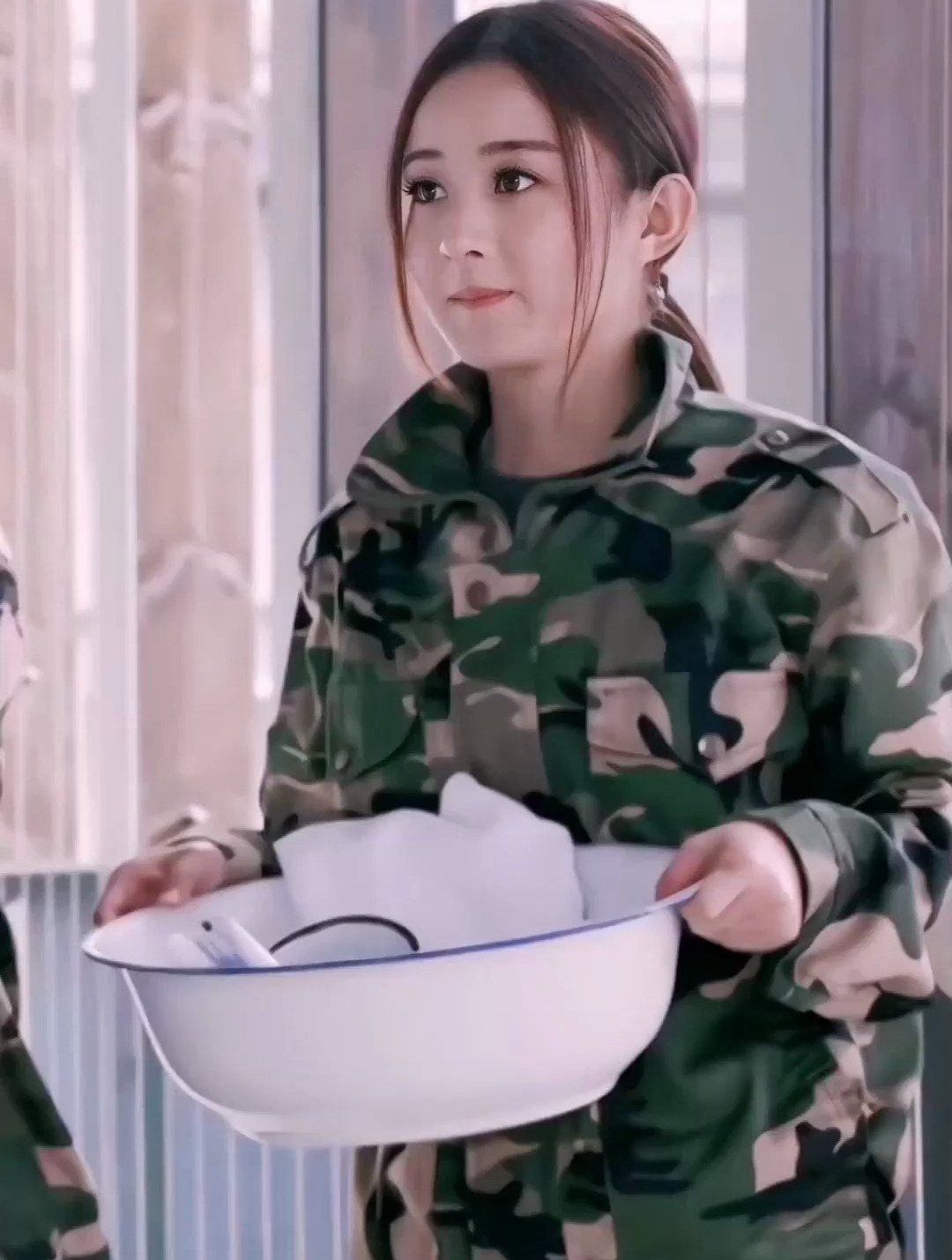 赵丽颖,军装打扮很可爱也很精神