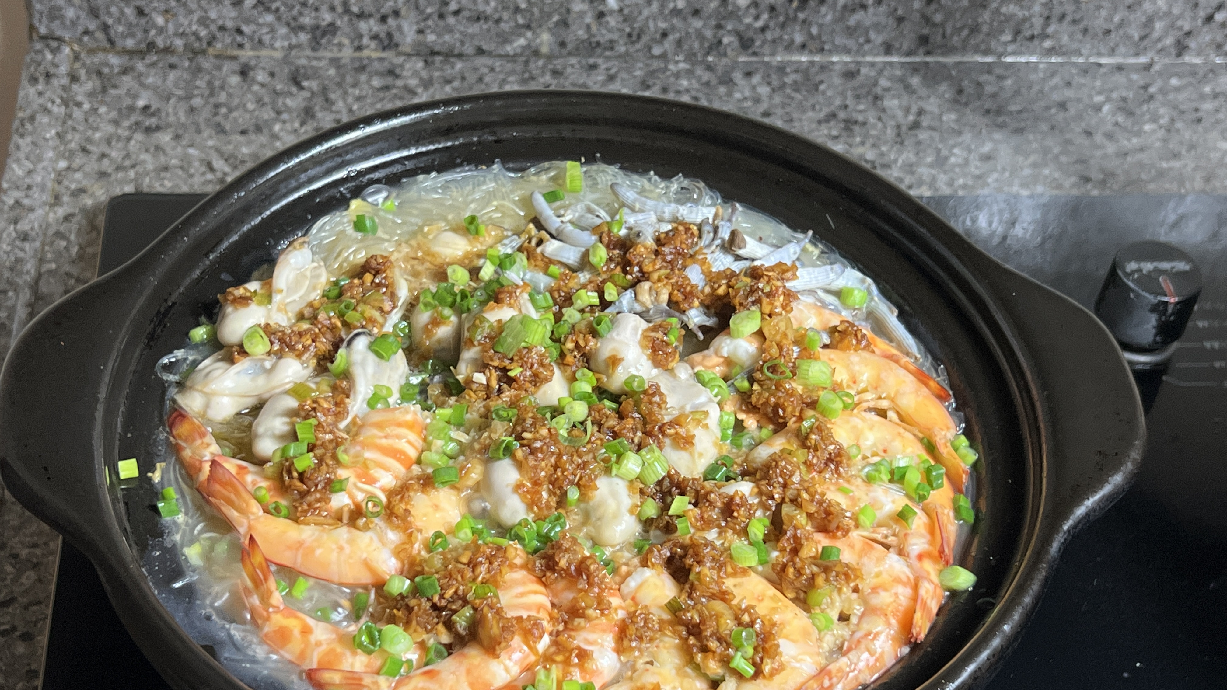 教你蒜蓉海鲜粉丝煲的做法，开盖香气扑鼻，鲜嫩美味，太好吃了