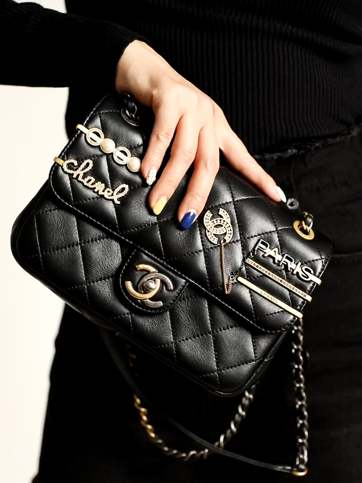 香奈儿徽章单肩包斜挎女士