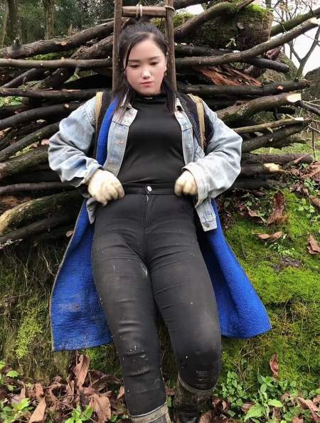 苦命的农村女人,为了能吃饱饭,每天都要干苦力!-度小视