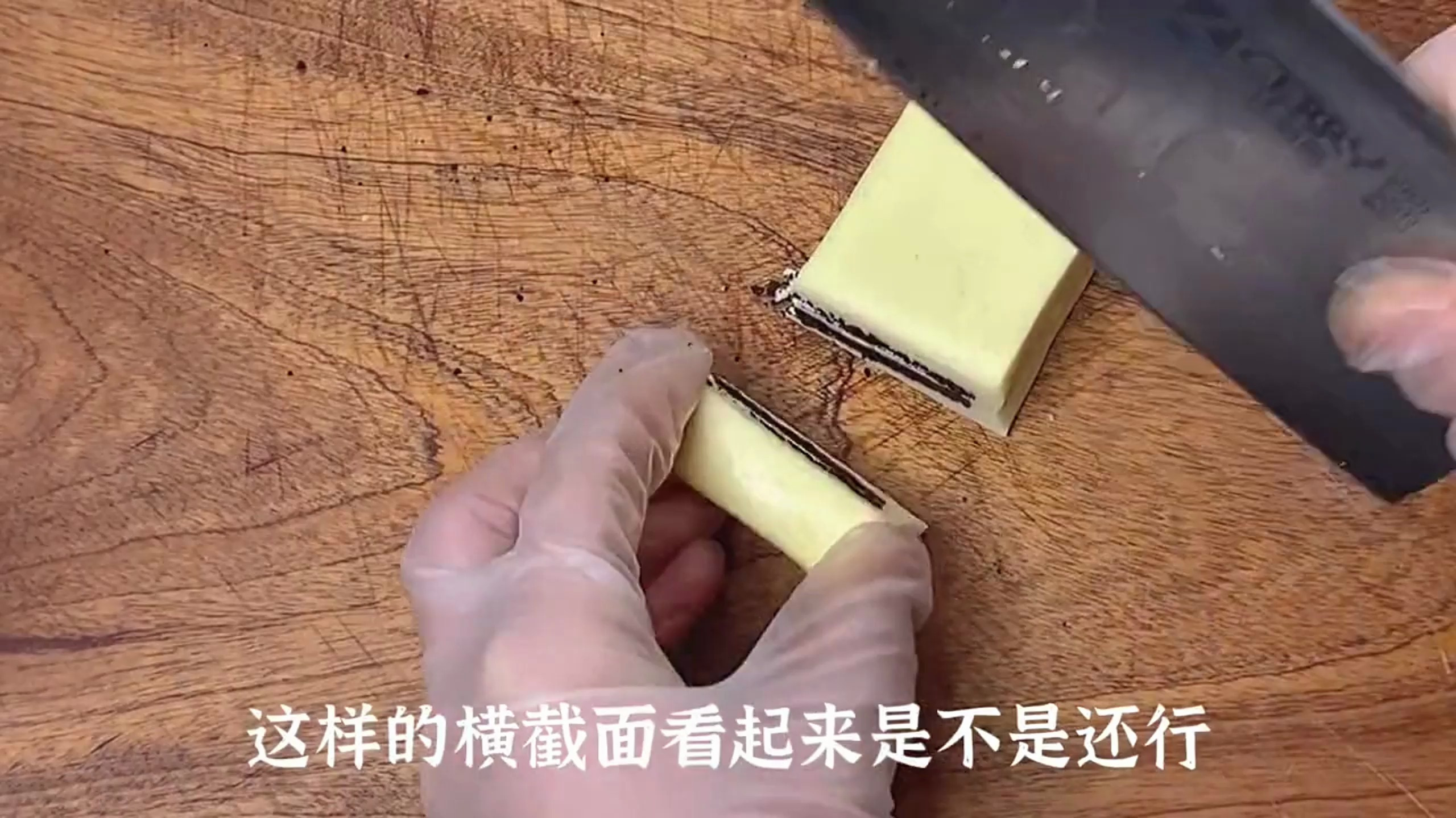 记得小时候弟一次口牛轧糖就是吃的花生芝麻口味的,满嘴爆香