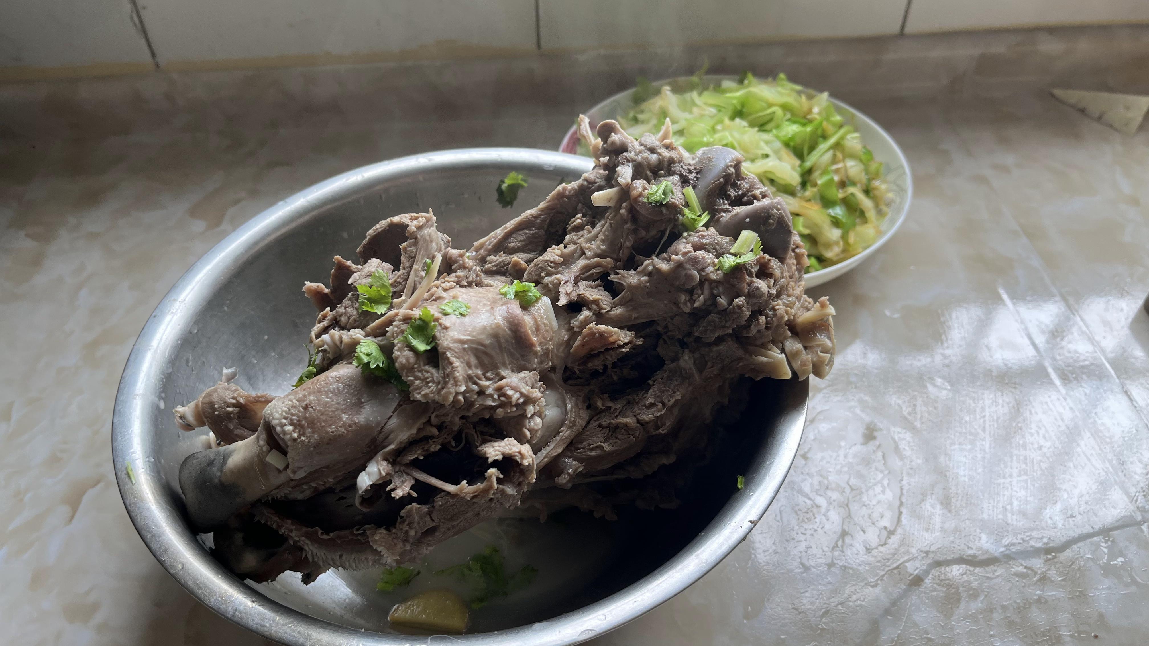今天炖了一个羊头,肉多好吃夏日滋补身体,配上清拌甘蓝可口解暑