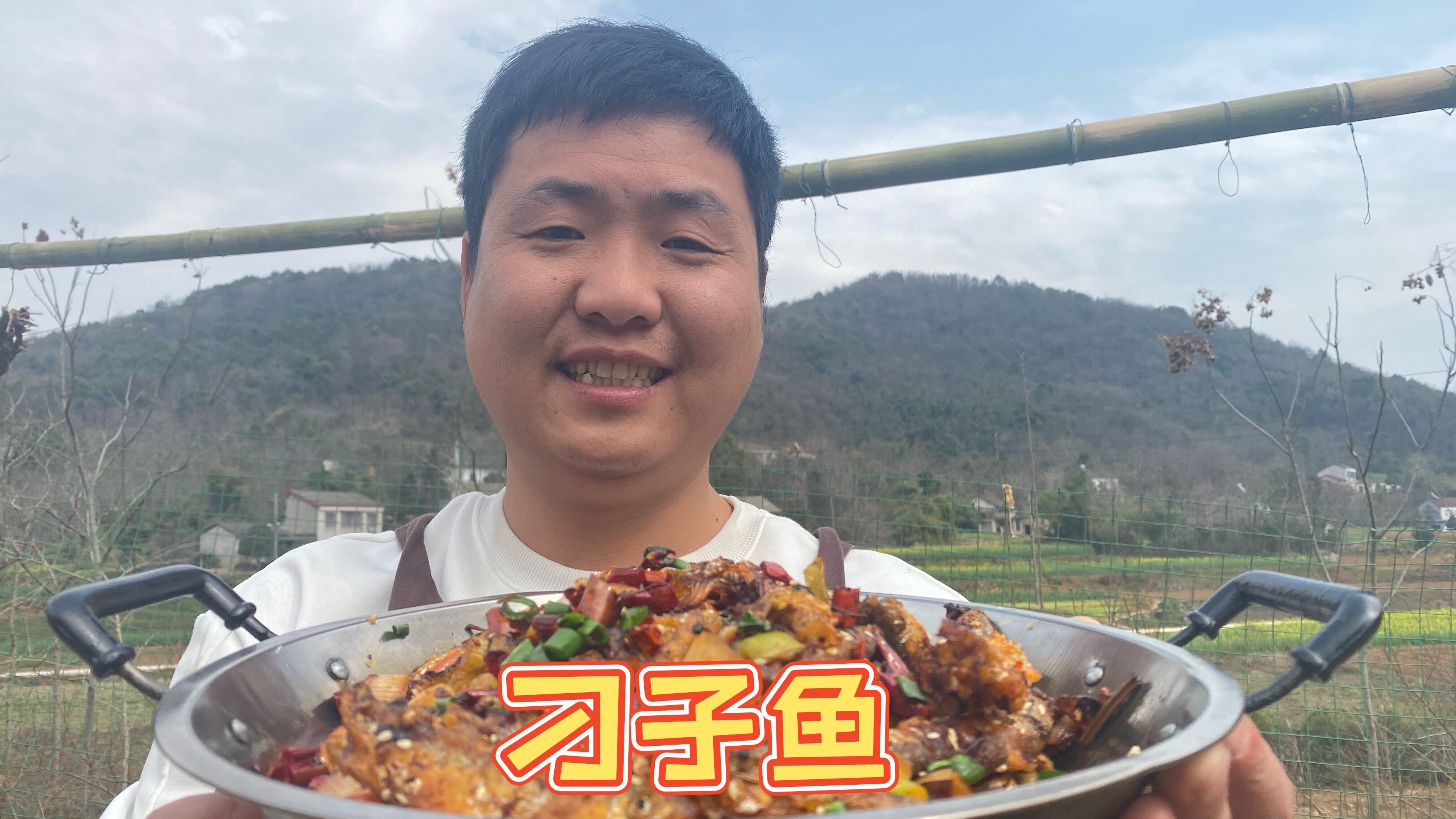 湖北农村家家户户都喜欢的下酒菜“干煸刁子鱼”,你吃过吗?