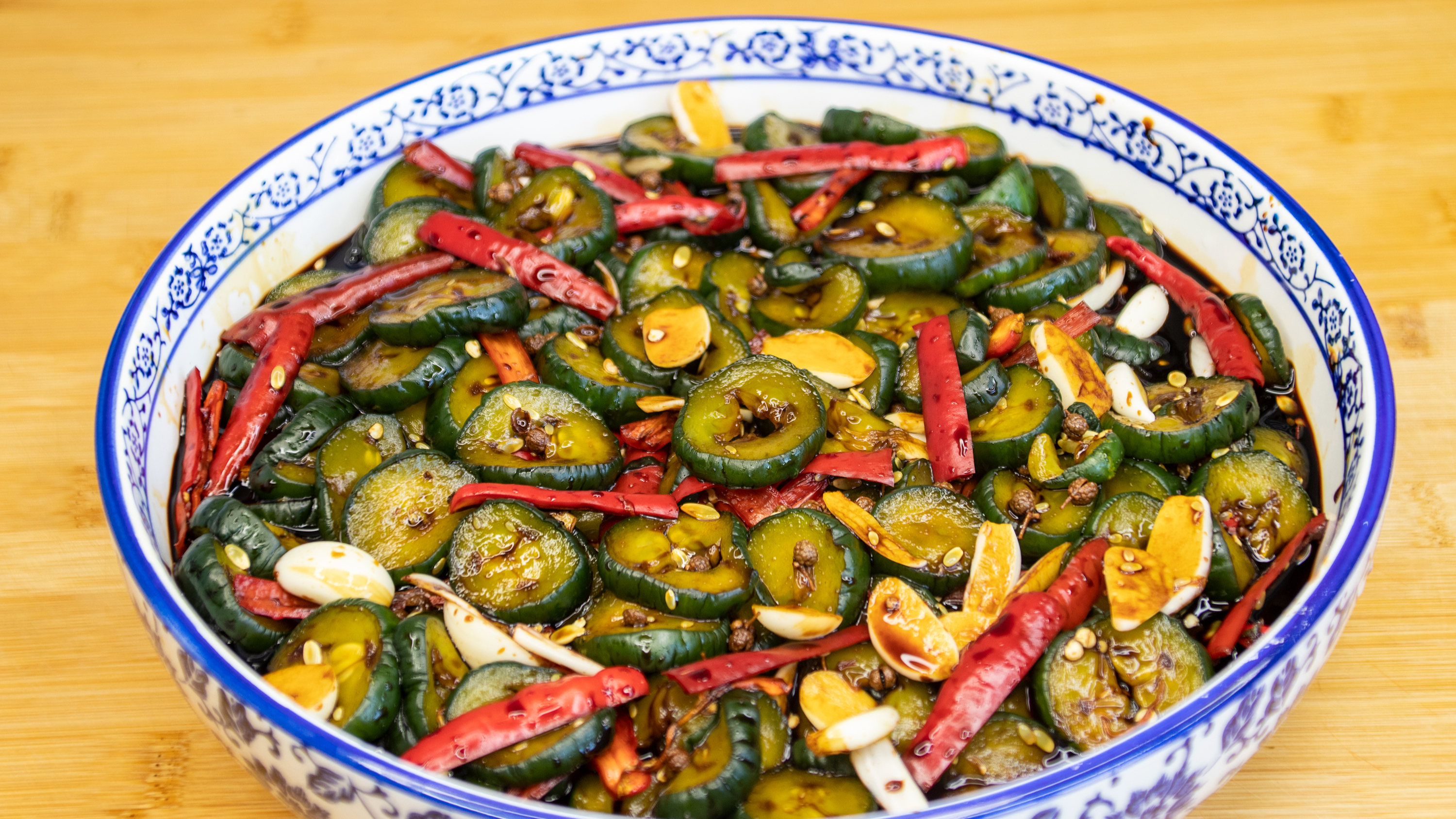 酱黄瓜片怎么腌制又脆又好吃,这配方一次做5斤,放一年都不会坏