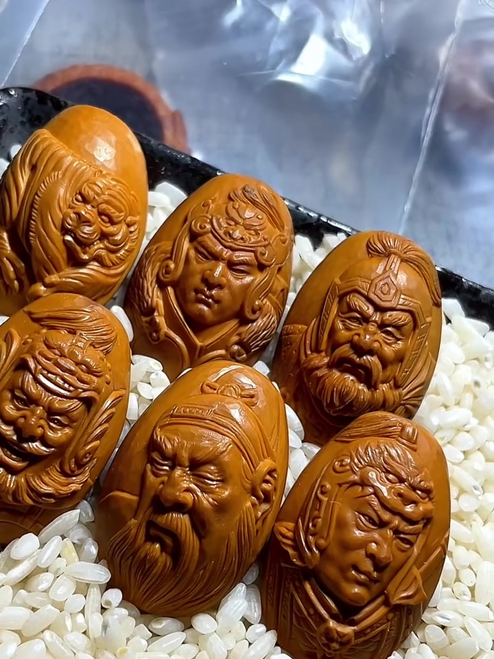 自己用橄榄核雕刻的三国人物五虎上将