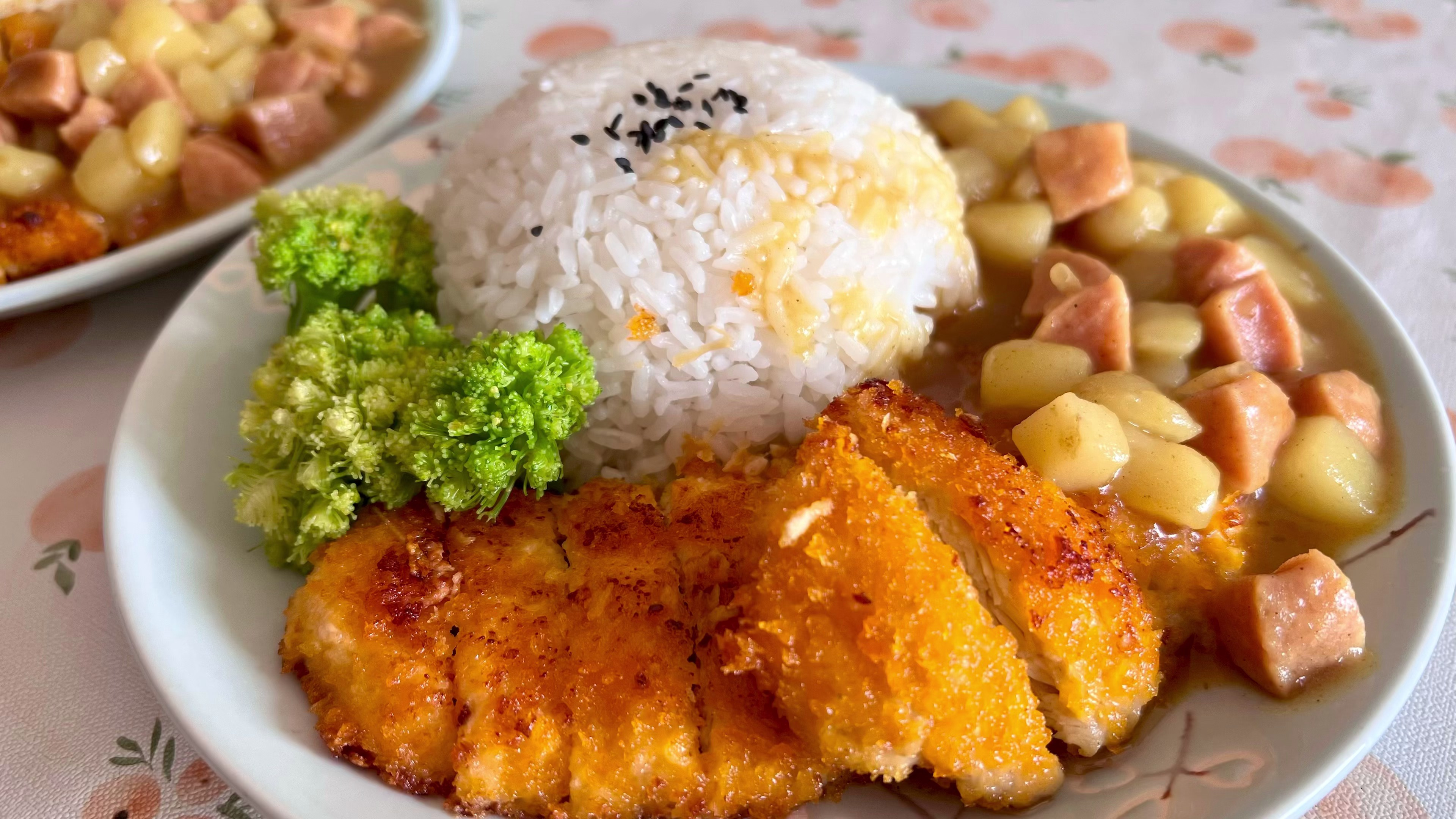 谁能拒绝一份咖喱鸡排饭,鸡排香酥咖喱浓郁,配上米饭神仙组合