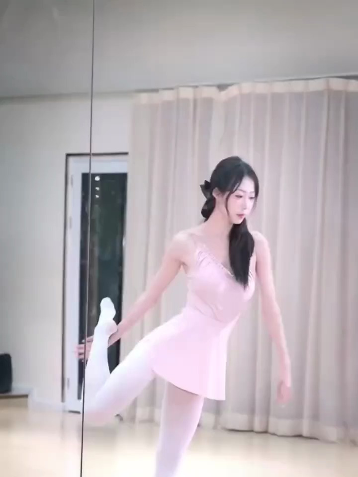 舞动的线条:舞蹈生的一字马芭蕾日常