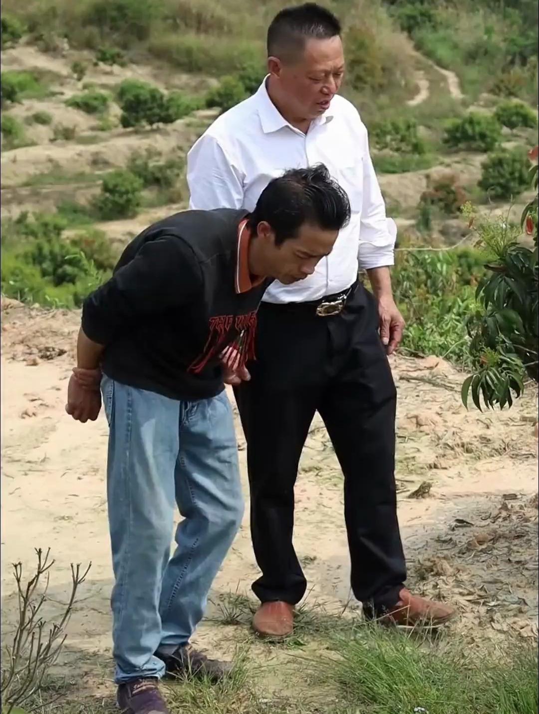 潇洒哥和鬼七找到工作了,请驼子哥吃甲鱼拨打包鸡