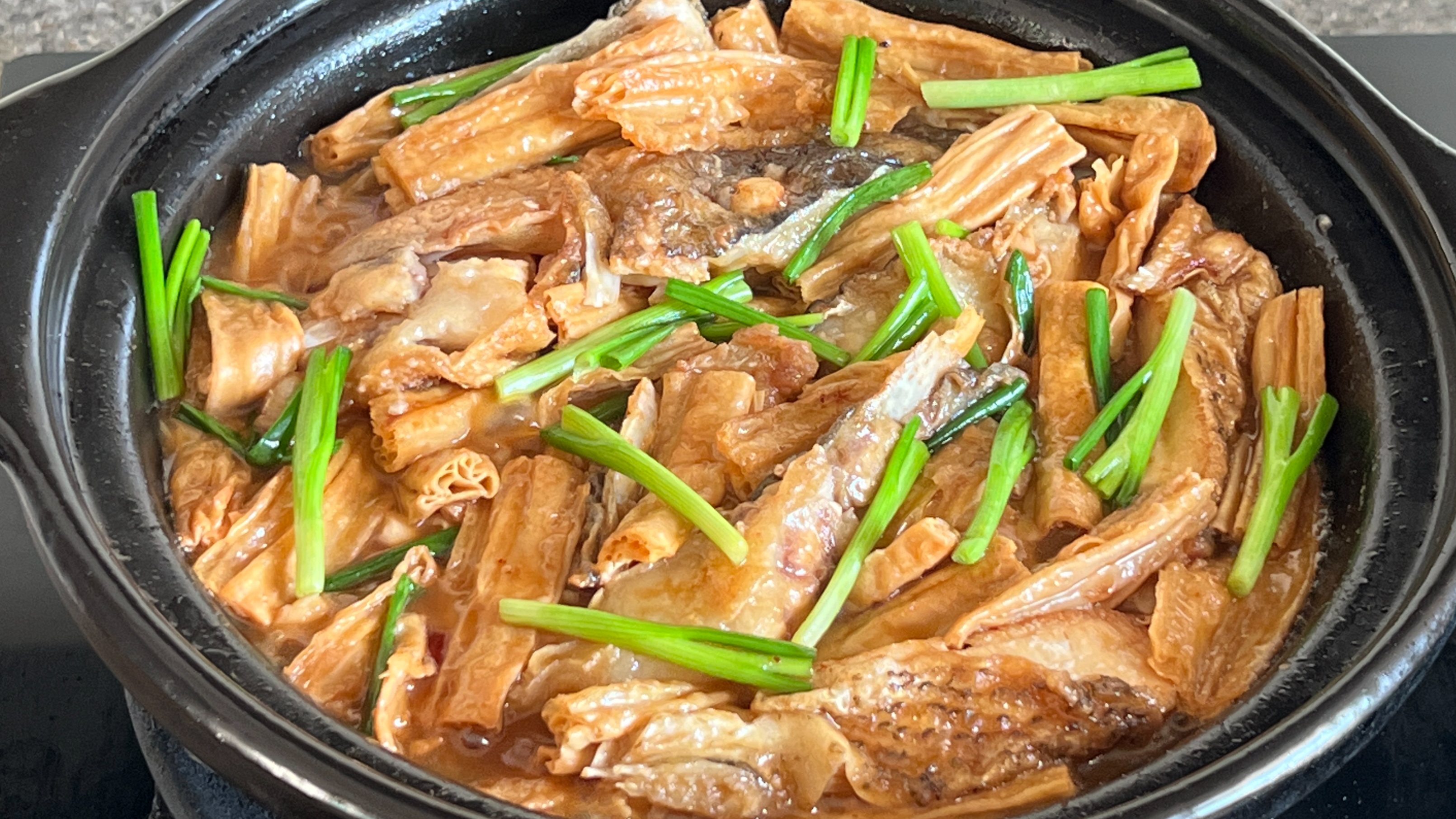 教你腐竹焖鱼头怎样做才好吃，软嫩鲜香，汤汁拌饭也能吃两碗