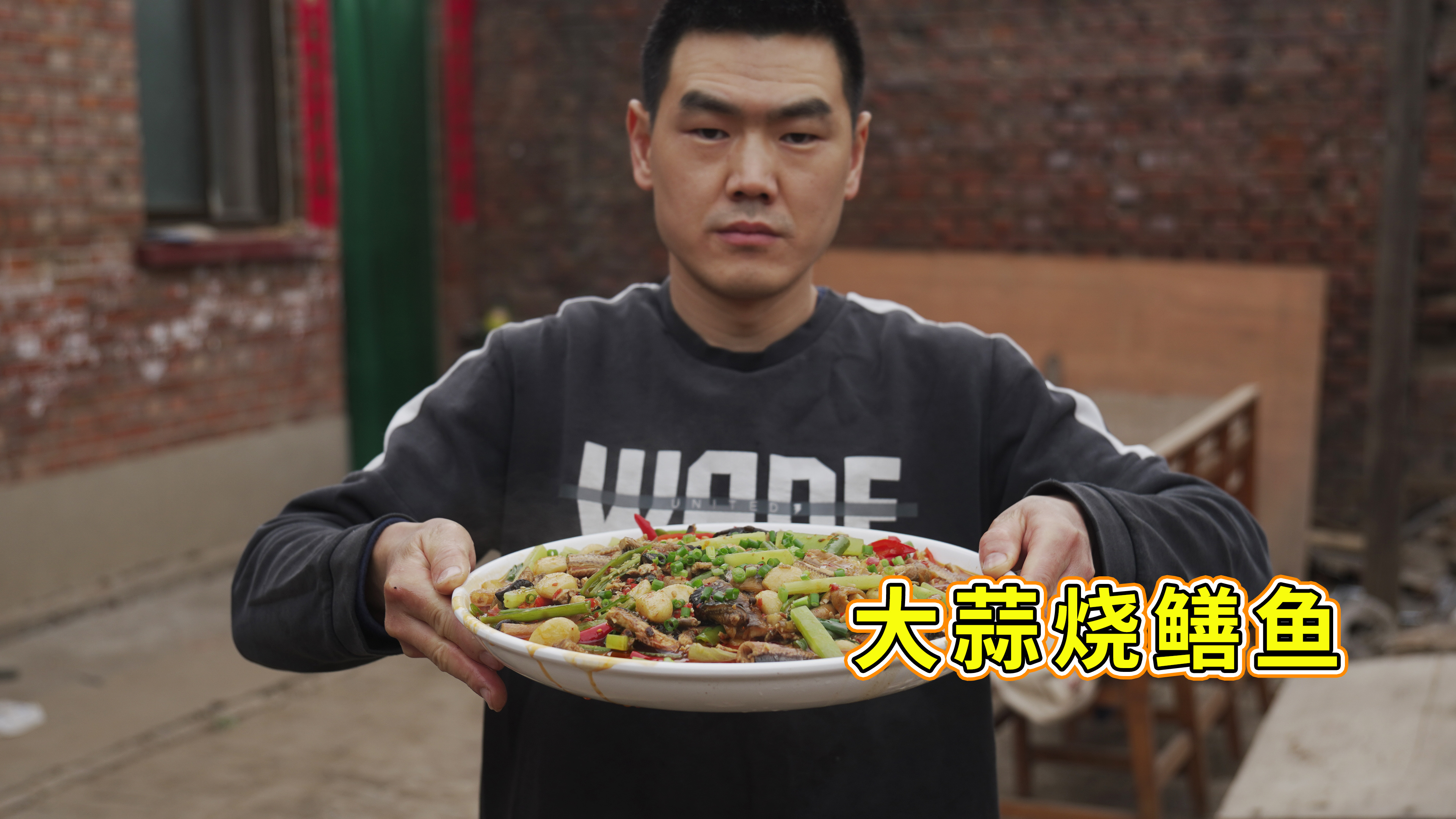 阿远做“大蒜烧鳝鱼”，先炸再炒，配上米饭吃着入味，老爸直夸棒