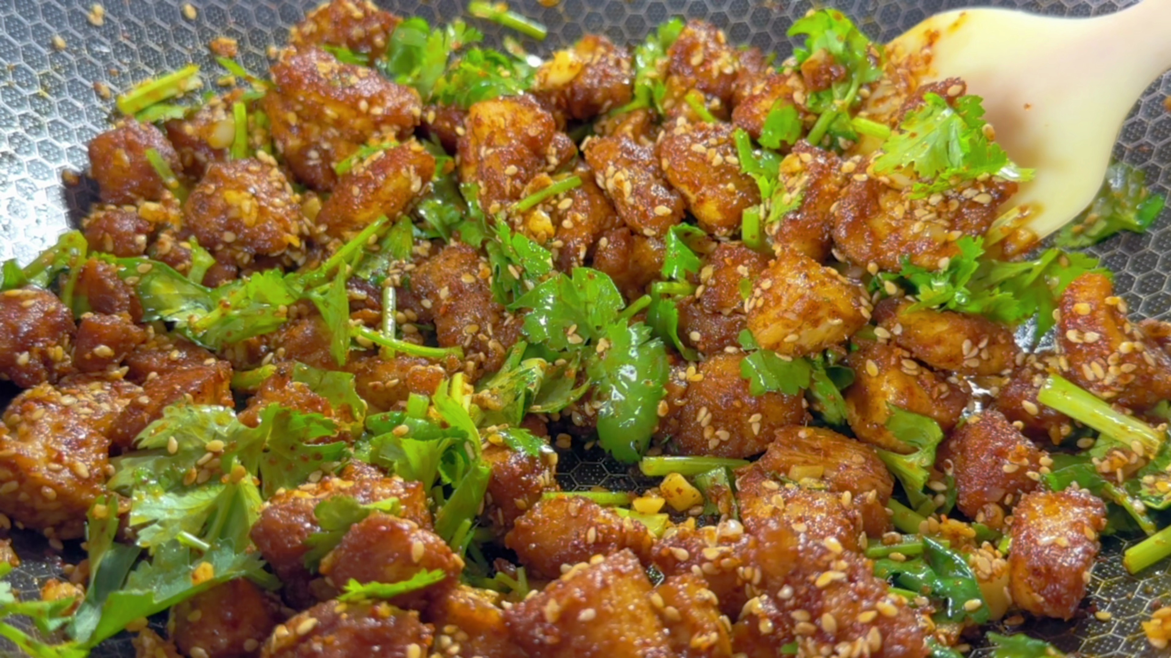 鸡胸肉这做法最近火了,不炒不凉拌,饭店一盘88,在家5元就搞定