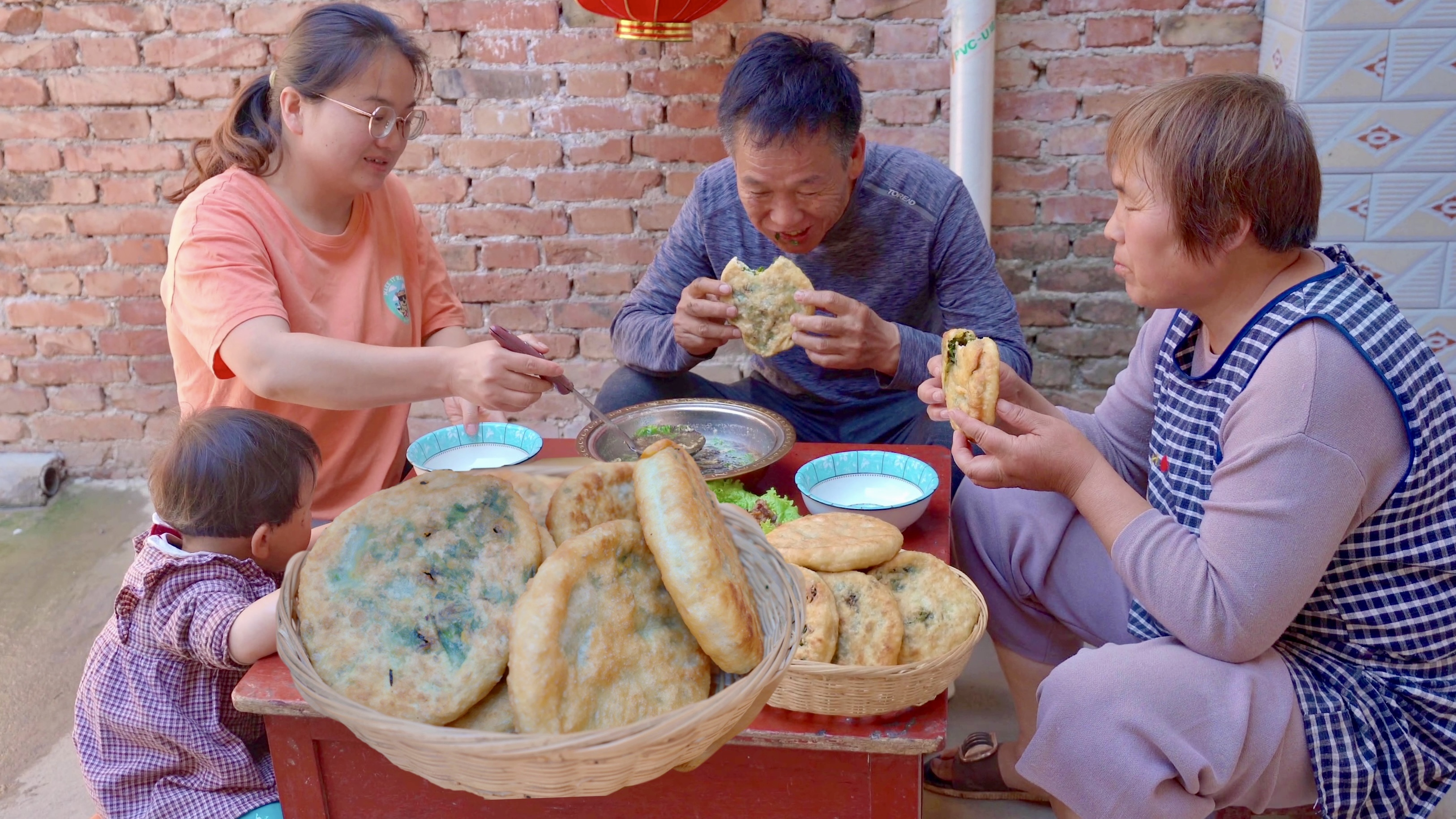 街边小吃-软面韭菜盒子,酥软美味,咬一口满嘴香!