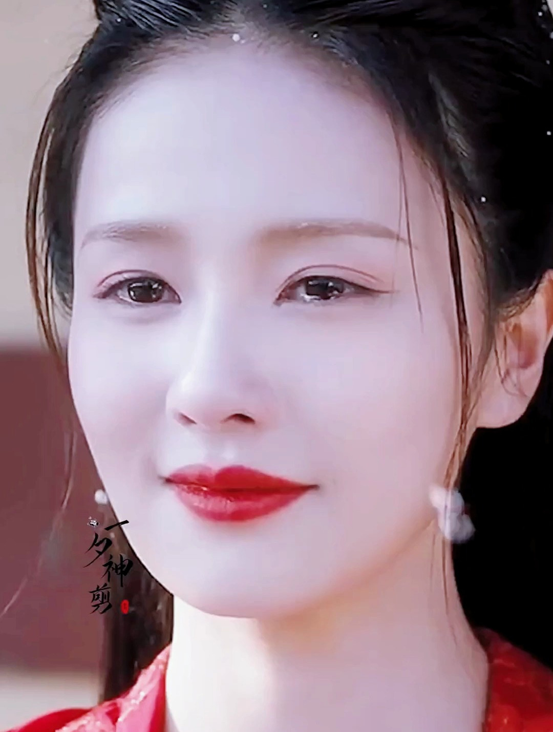 白鹿古装混剪,一袭红衣加身,展现出了不一样的英姿飒爽!-度小视