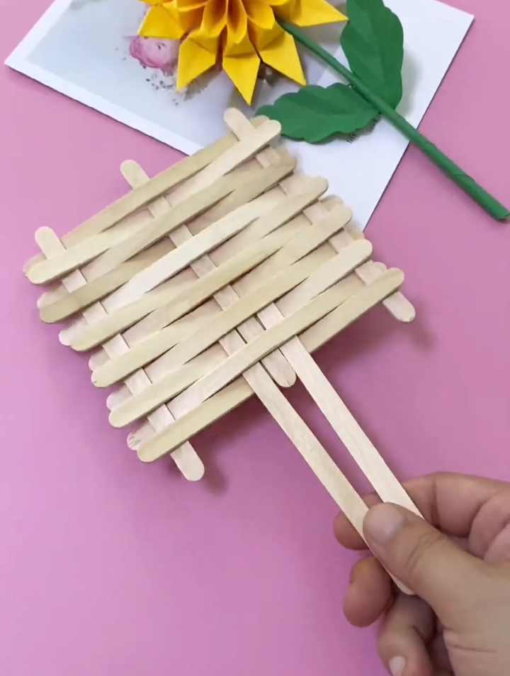 吃完的雪糕棍不要扔 可以做一个木棍编织扇子 很简单哦-度小视