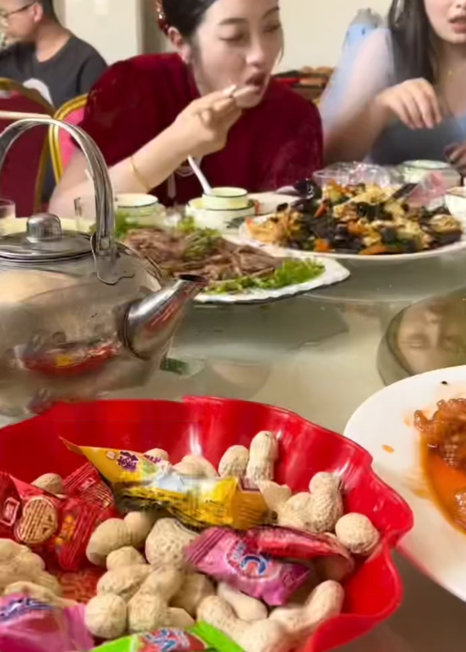 新娘结婚当天大口吃饭,"好久没搂席了,没控制住"