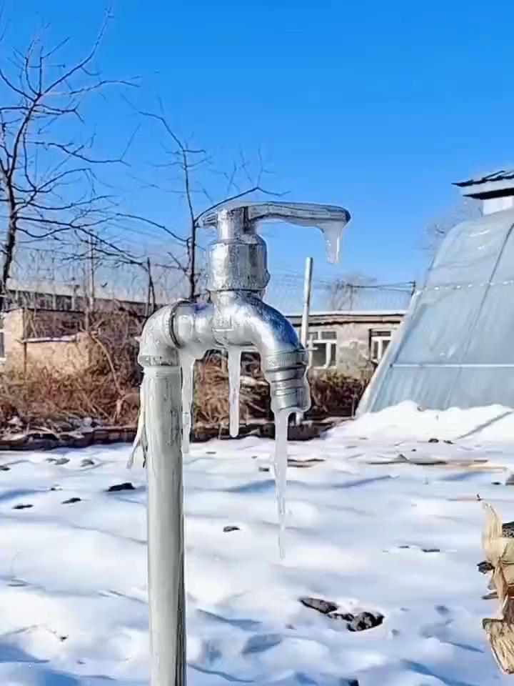 冬天户外裸露的水管非常容易上冻,用这个水管伴热带防止水管冻裂