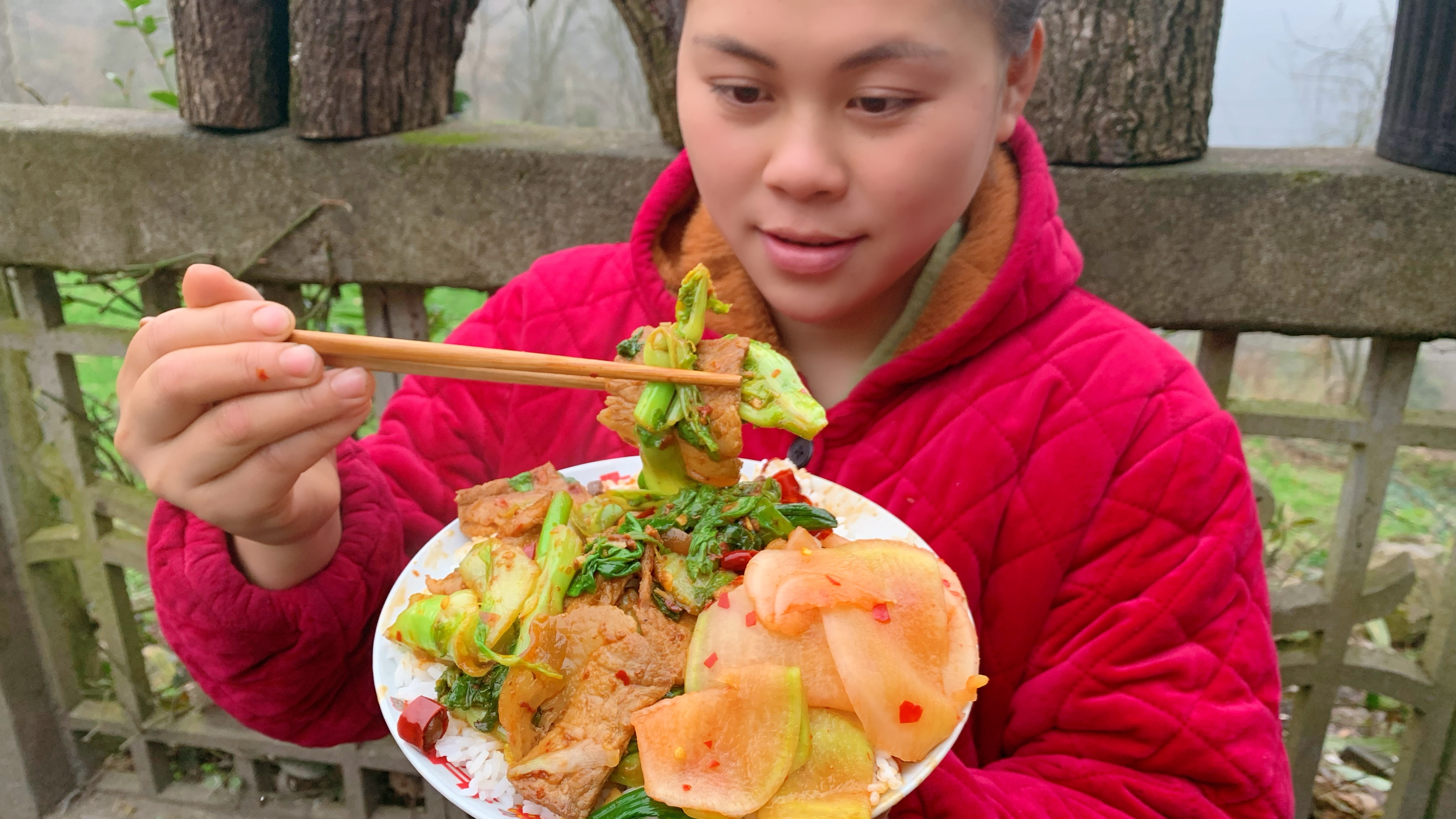 又是连续阴雨天,欧妹做了啥好菜?配上自制酸萝卜又要吃一盘