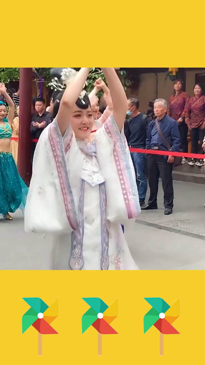 杭州宋城网红小白太受欢迎了这个舞姿配上鳌拜一定更带劲