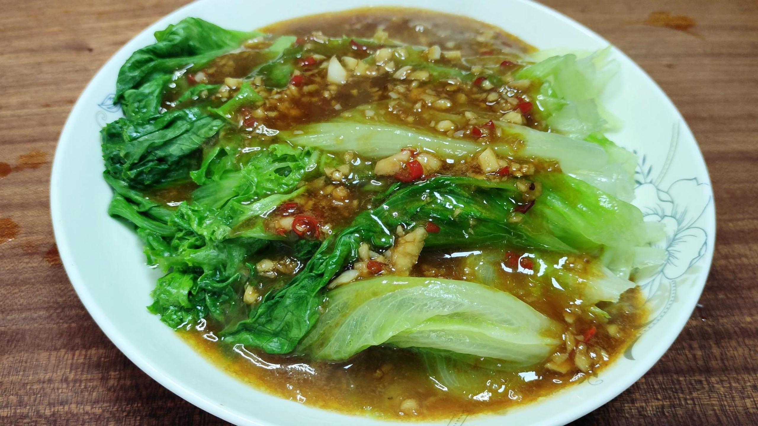 蒜蓉生菜制作过程简单而又方便,大家可以尝试一番很适合大众口味